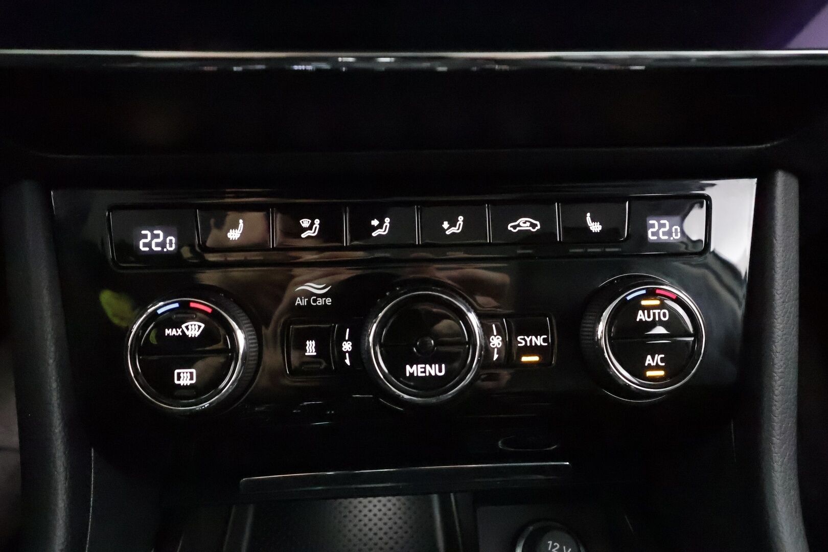 Skoda Superb 2020 Combi 2,0 TDI 190 4x4 Style DSG * Webasto / Koukku / ACC / Matrix / Canton / P.kamera / Muistipenkki * - Merkkihuollot / Kahdet renkaat aluvanteilla