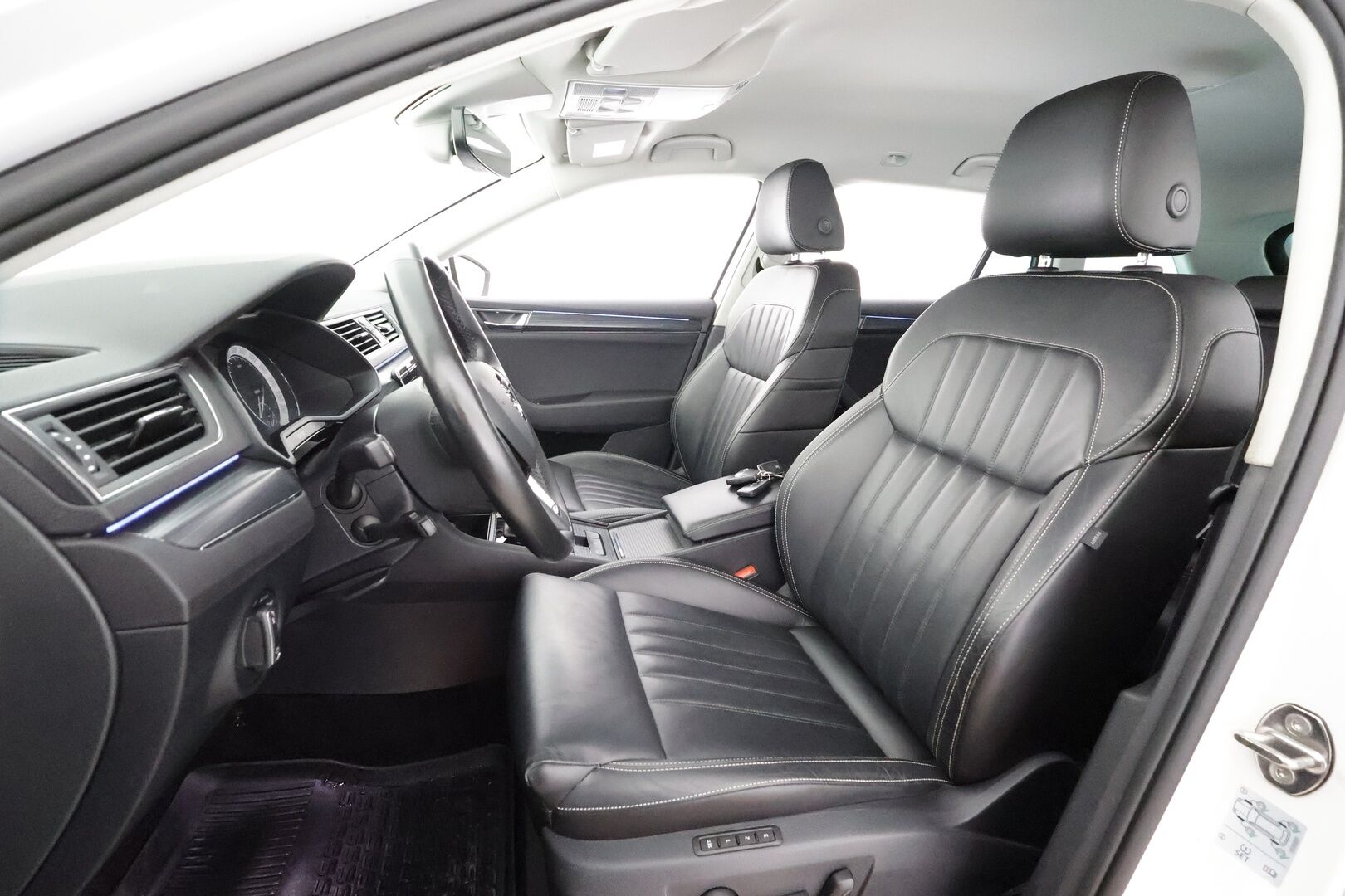 Skoda Superb 2020 Combi 2,0 TDI 190 4x4 Style DSG * Webasto / Koukku / ACC / Matrix / Canton / P.kamera / Muistipenkki * - Merkkihuollot / Kahdet renkaat aluvanteilla