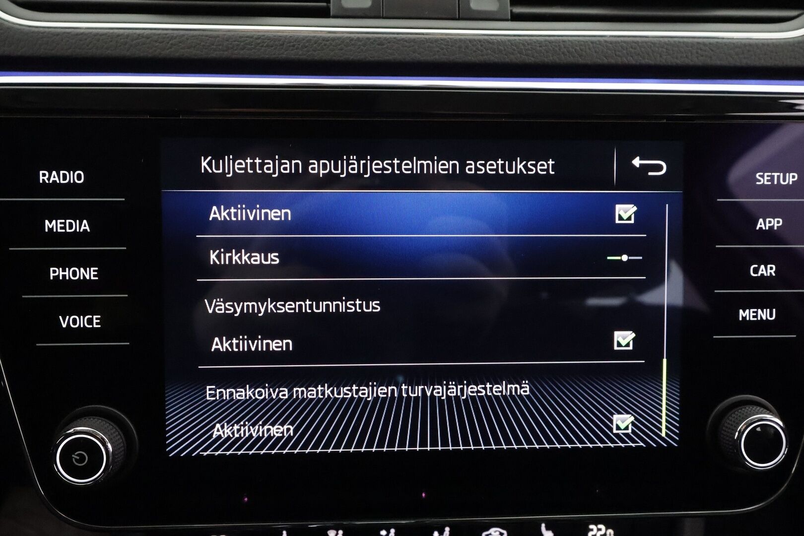 Skoda Superb 2020 Combi 2,0 TDI 190 4x4 Style DSG * Webasto / Koukku / ACC / Matrix / Canton / P.kamera / Muistipenkki * - Merkkihuollot / Kahdet renkaat aluvanteilla