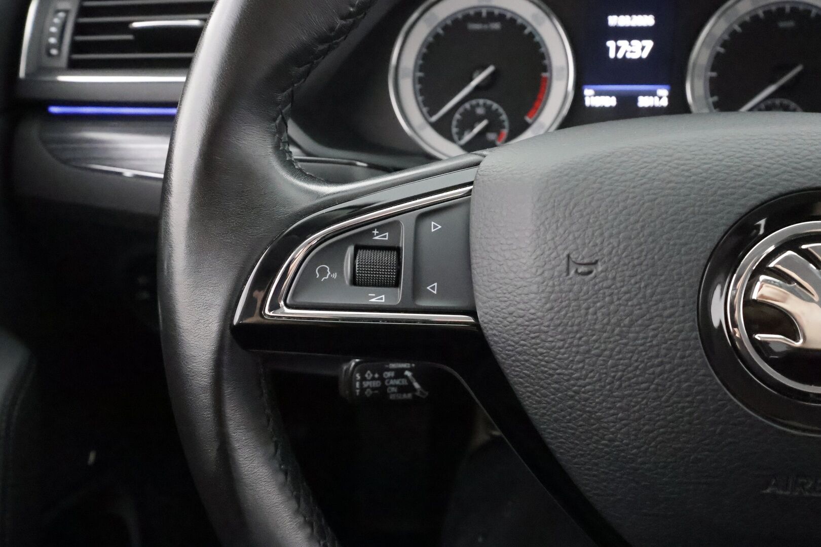 Skoda Superb 2020 Combi 2,0 TDI 190 4x4 Style DSG * Webasto / Koukku / ACC / Matrix / Canton / P.kamera / Muistipenkki * - Merkkihuollot / Kahdet renkaat aluvanteilla