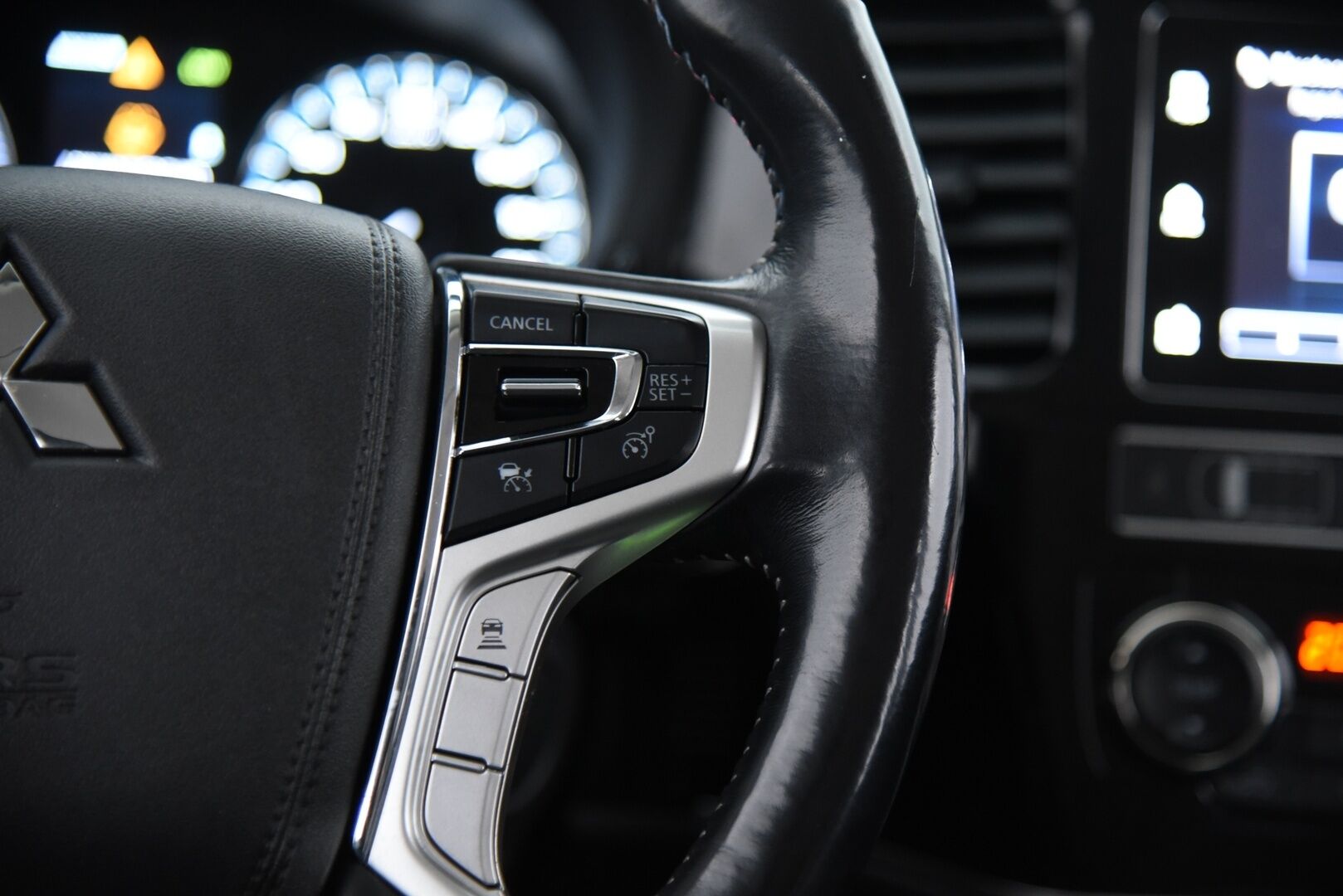 Mitsubishi Outlander PHEV 2019 Instyle 4WD 5P /  LED / Adapt.vakkari / P.kamera / Kaistavahti / Koukku / Ratinlämmitin - Akkukäyttöinen lisälämmitin / 2x aumiinivanteet