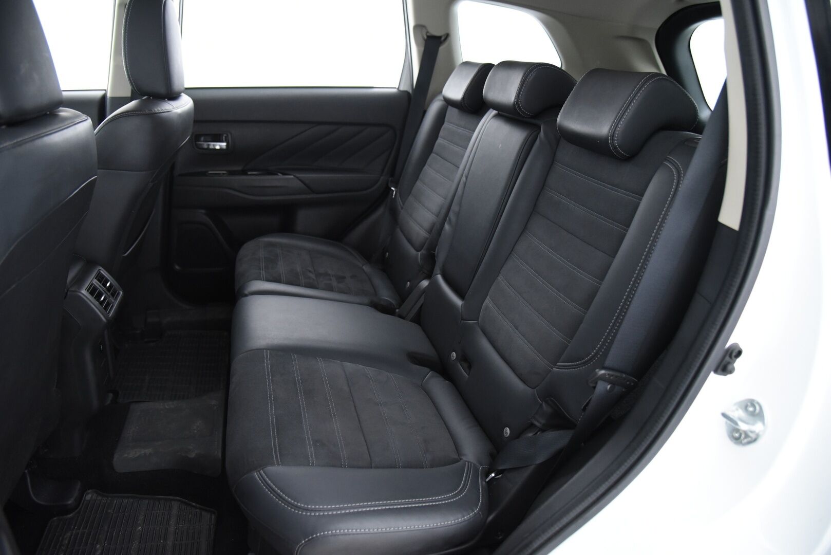 Mitsubishi Outlander PHEV 2019 Instyle 4WD 5P /  LED / Adapt.vakkari / P.kamera / Kaistavahti / Koukku / Ratinlämmitin - Akkukäyttöinen lisälämmitin / 2x aumiinivanteet