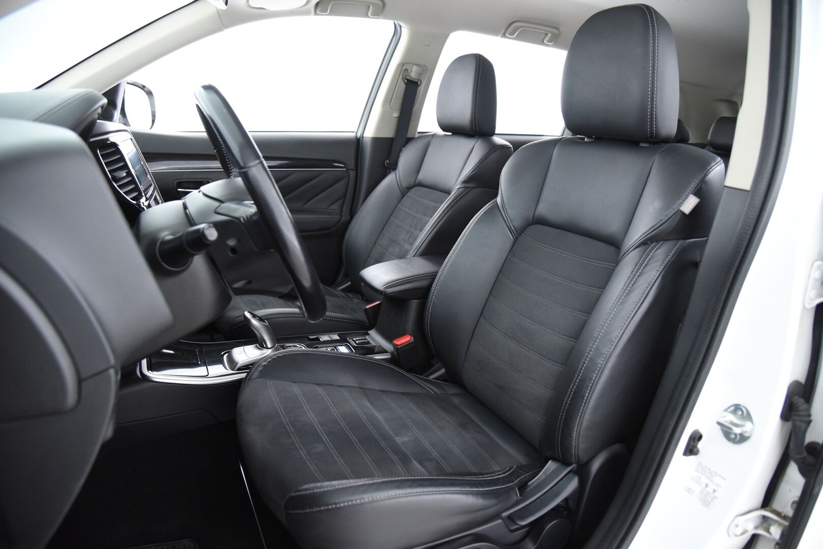 Mitsubishi Outlander PHEV 2019 Instyle 4WD 5P /  LED / Adapt.vakkari / P.kamera / Kaistavahti / Koukku / Ratinlämmitin - Akkukäyttöinen lisälämmitin / 2x aumiinivanteet