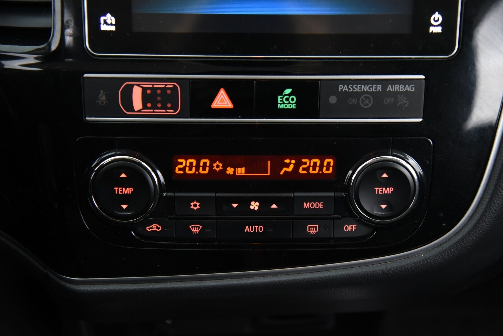 Mitsubishi Outlander PHEV 2019 Instyle 4WD 5P /  LED / Adapt.vakkari / P.kamera / Kaistavahti / Koukku / Ratinlämmitin - Akkukäyttöinen lisälämmitin / 2x aumiinivanteet