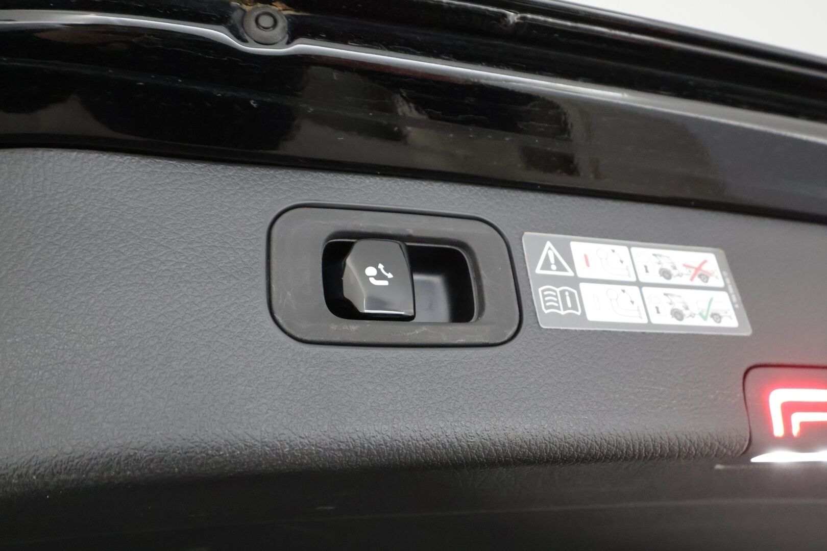 Mercedes-Benz C 2023 300 e T A Business AMG - 1.Om Suomi-auto | Merkkihuollettu | Distronic Pro | Koukku | P.Kamera | Puolinahat | Navi | LED | Sähköluukku | Facelift