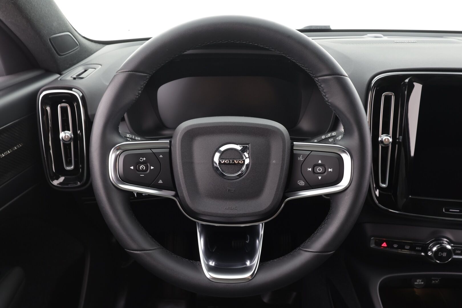 Volvo XC40 2023 T5 TwE Plus Dark aut * ACC / Koukku / H&K / Muistipenkki / BLIS / LED / Navi / Keyless / Sporttipenkit * - 1.Om Suomi-auto / Kahdet renkaat aluvanteilla / Säntilliset huollot - HULLUT AVAJAISHULINAT KORKOTARJOUS 3,29 %