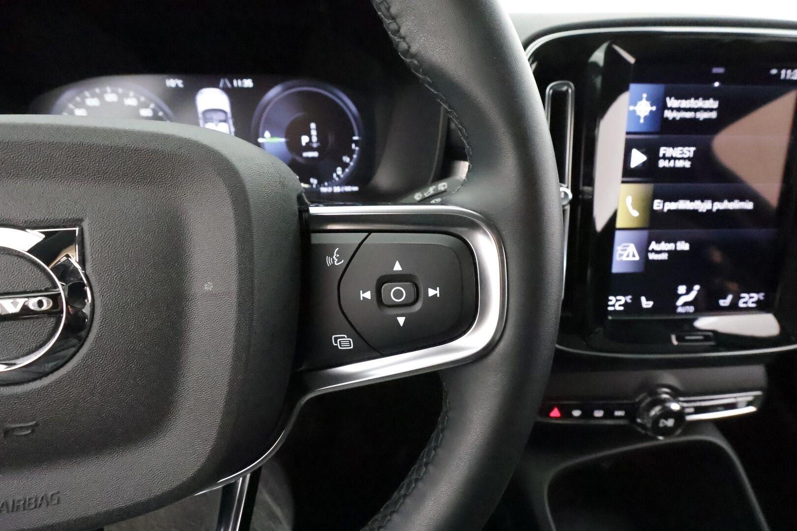 Volvo XC40 2023 T5 TwE Plus Dark aut * ACC / Koukku / H&K / Muistipenkki / BLIS / LED / Navi / Keyless / Sporttipenkit * - 1.Om Suomi-auto / Kahdet renkaat aluvanteilla / Säntilliset huollot - HULLUT AVAJAISHULINAT KORKOTARJOUS 3,29 %