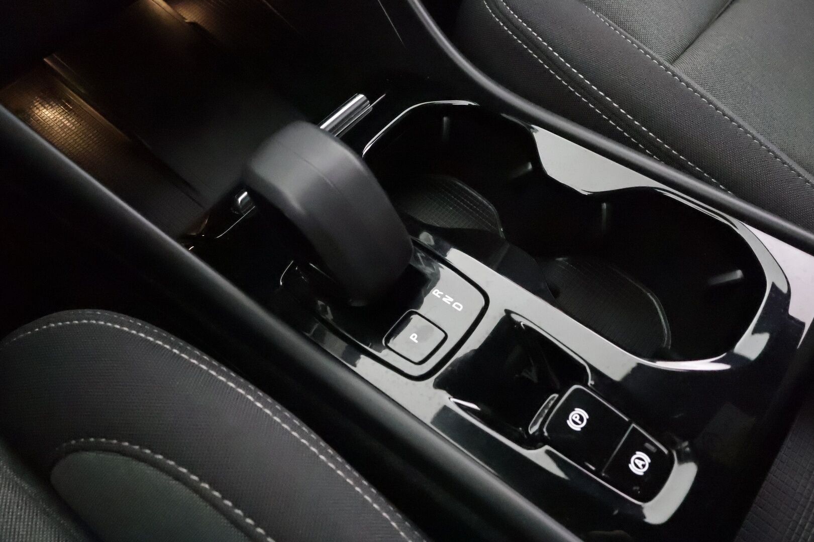 Volvo XC40 2023 T5 TwE Plus Dark aut * ACC / Koukku / H&K / Muistipenkki / BLIS / LED / Navi / Keyless / Sporttipenkit * - 1.Om Suomi-auto / Kahdet renkaat aluvanteilla / Säntilliset huollot - HULLUT AVAJAISHULINAT KORKOTARJOUS 3,29 %