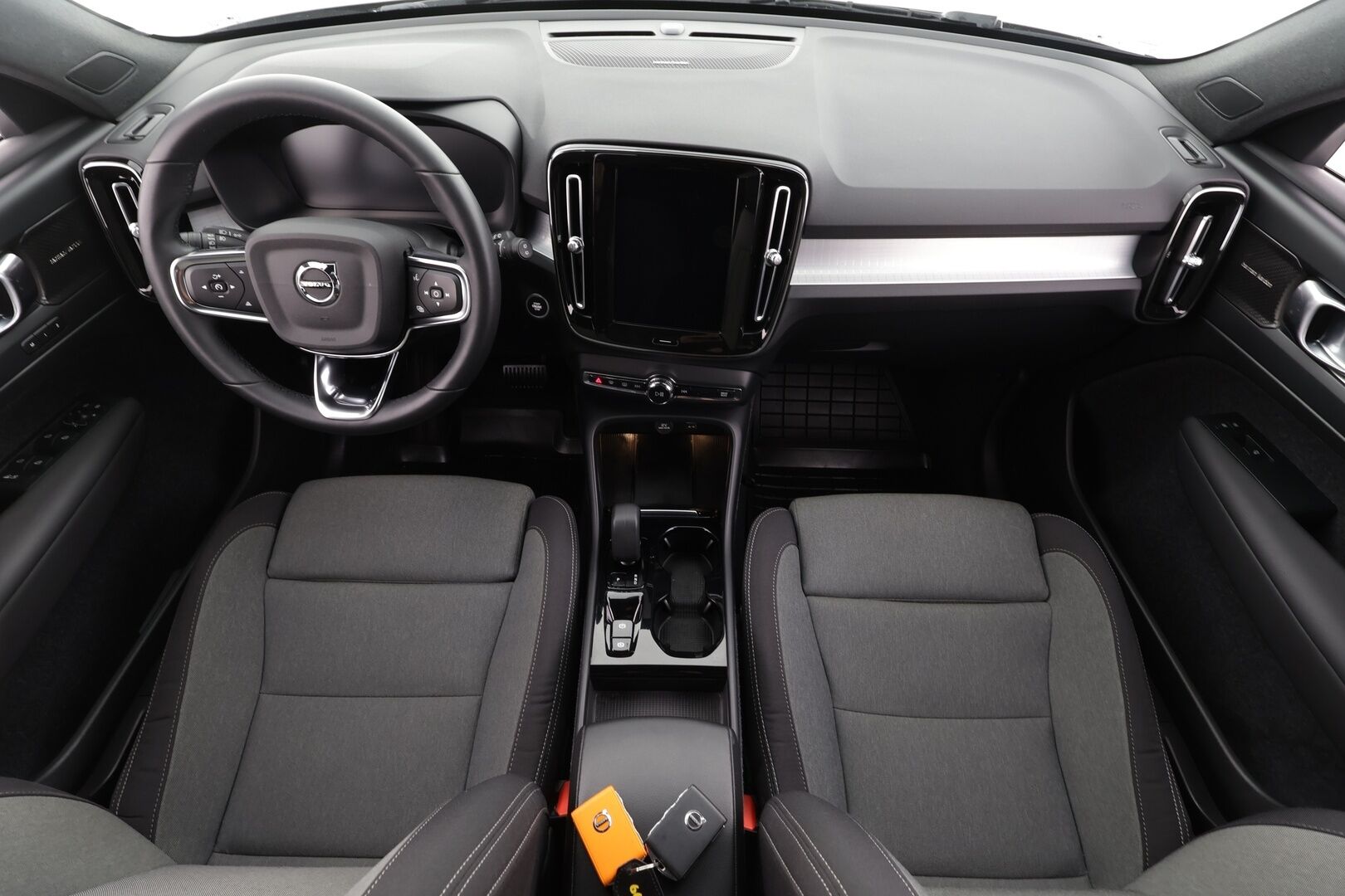 Volvo XC40 2023 T5 TwE Plus Dark aut * ACC / Koukku / H&K / Muistipenkki / BLIS / LED / Navi / Keyless / Sporttipenkit * - 1.Om Suomi-auto / Kahdet renkaat aluvanteilla / Säntilliset huollot - HULLUT AVAJAISHULINAT KORKOTARJOUS 3,29 %