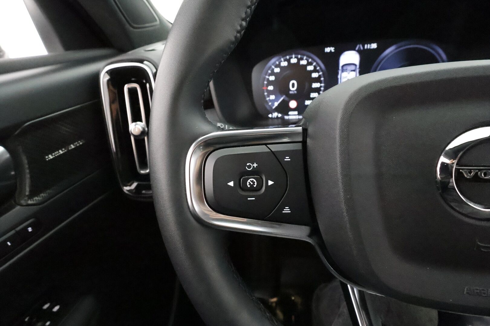 Volvo XC40 2023 T5 TwE Plus Dark aut * ACC / Koukku / H&K / Muistipenkki / BLIS / LED / Navi / Keyless / Sporttipenkit * - 1.Om Suomi-auto / Kahdet renkaat aluvanteilla / Säntilliset huollot - HULLUT AVAJAISHULINAT KORKOTARJOUS 3,29 %