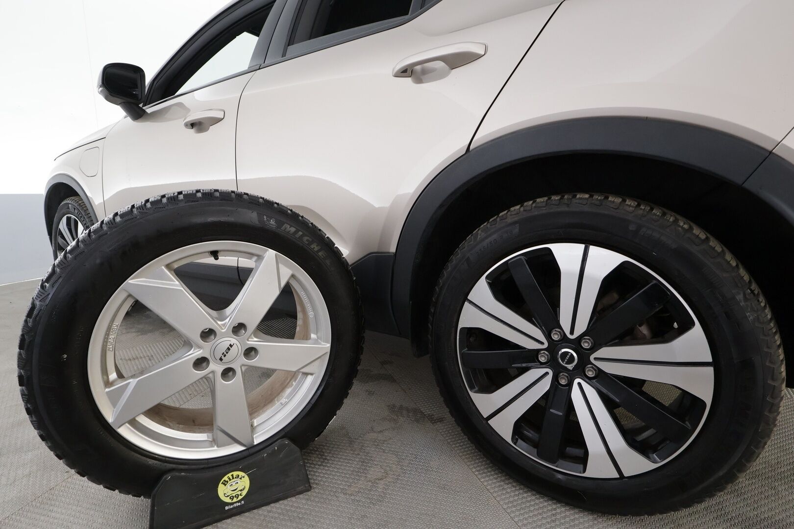 Volvo XC40 2023 T5 TwE Plus Dark aut * ACC / Koukku / H&K / Muistipenkki / BLIS / LED / Navi / Keyless / Sporttipenkit * - 1.Om Suomi-auto / Kahdet renkaat aluvanteilla / Säntilliset huollot - HULLUT AVAJAISHULINAT KORKOTARJOUS 3,29 %