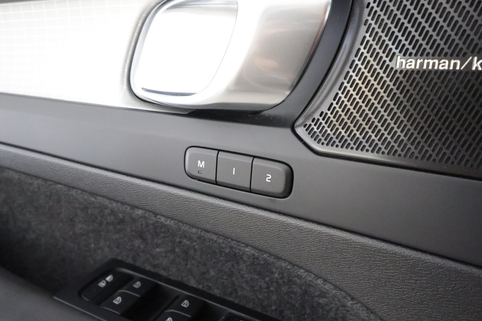 Volvo XC40 2023 T5 TwE Plus Dark aut * ACC / Koukku / H&K / Muistipenkki / BLIS / LED / Navi / Keyless / Sporttipenkit * - 1.Om Suomi-auto / Kahdet renkaat aluvanteilla / Säntilliset huollot - HULLUT AVAJAISHULINAT KORKOTARJOUS 3,29 %