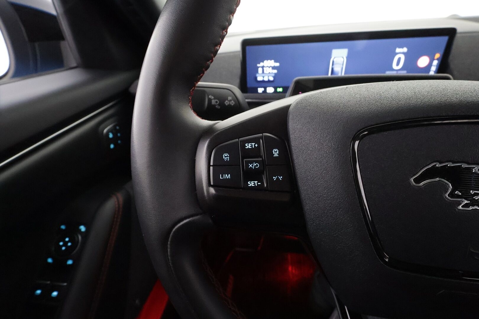 Ford Mustang Mach-E 2023 351hv AWD * Koukku / Lasikatto / ACC / 360° / B&O / Muistipenkki / Navi / Panorama / Keyless * - 1-om Suomi-auto / Akku kuntotarkastettu / 2x Latauskaapelit / Kahdet renkaat aluvanteilla / Merkkihuollot  