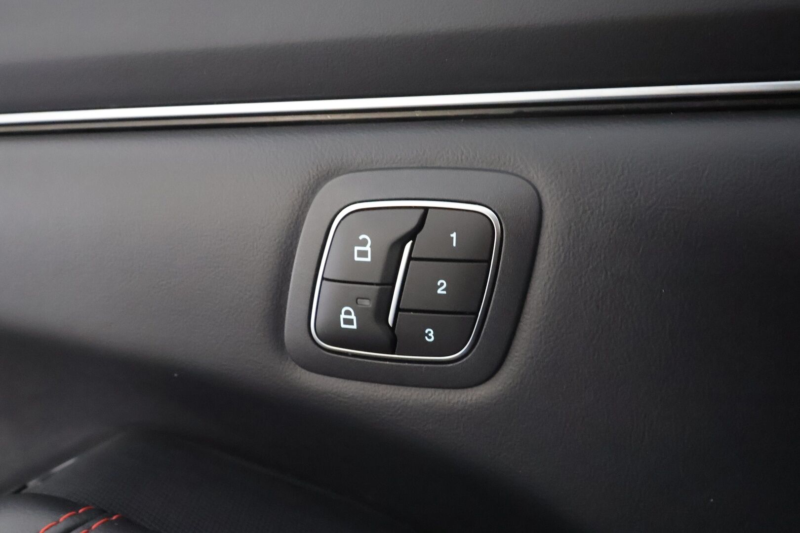 Ford Mustang Mach-E 2023 351hv AWD * Koukku / Lasikatto / ACC / 360° / B&O / Muistipenkki / Navi / Panorama / Keyless * - 1-om Suomi-auto / Akku kuntotarkastettu / 2x Latauskaapelit / Kahdet renkaat aluvanteilla / Merkkihuollot  