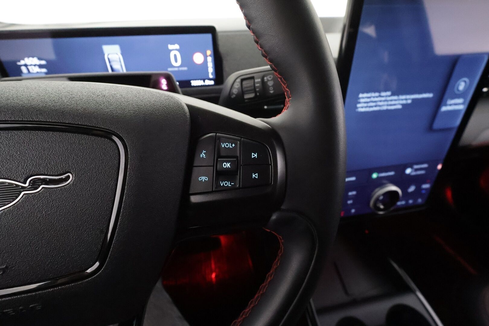 Ford Mustang Mach-E 2023 351hv AWD * Koukku / Lasikatto / ACC / 360° / B&O / Muistipenkki / Navi / Panorama / Keyless * - 1-om Suomi-auto / Akku kuntotarkastettu / 2x Latauskaapelit / Kahdet renkaat aluvanteilla / Merkkihuollot  