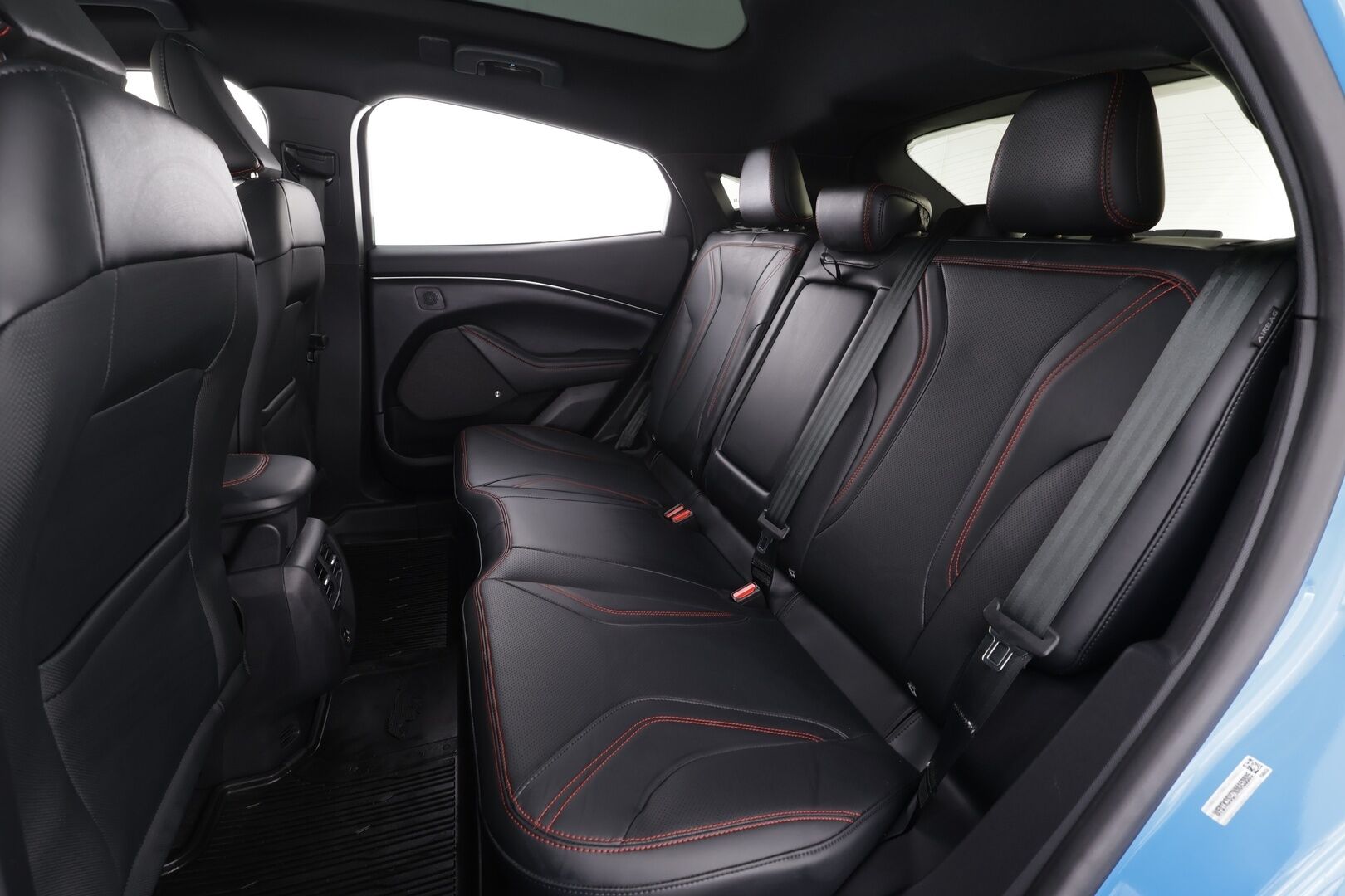 Ford Mustang Mach-E 2023 351hv AWD * Koukku / Lasikatto / ACC / 360° / B&O / Muistipenkki / Navi / Panorama / Keyless * - 1-om Suomi-auto / Akku kuntotarkastettu / 2x Latauskaapelit / Kahdet renkaat aluvanteilla / Merkkihuollot  