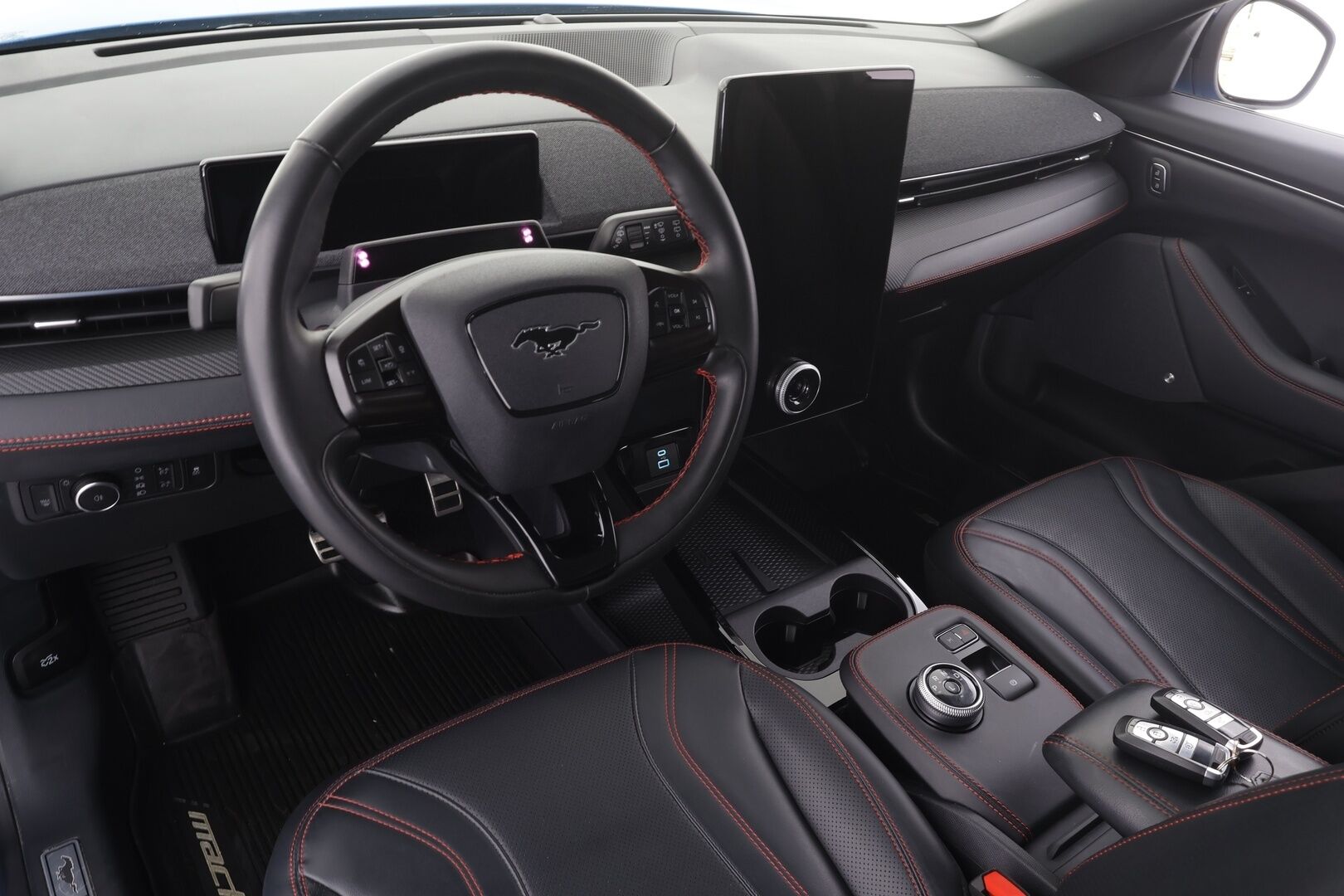 Ford Mustang Mach-E 2023 351hv AWD * Koukku / Lasikatto / ACC / 360° / B&O / Muistipenkki / Navi / Panorama / Keyless * - 1-om Suomi-auto / Akku kuntotarkastettu / 2x Latauskaapelit / Kahdet renkaat aluvanteilla / Merkkihuollot  