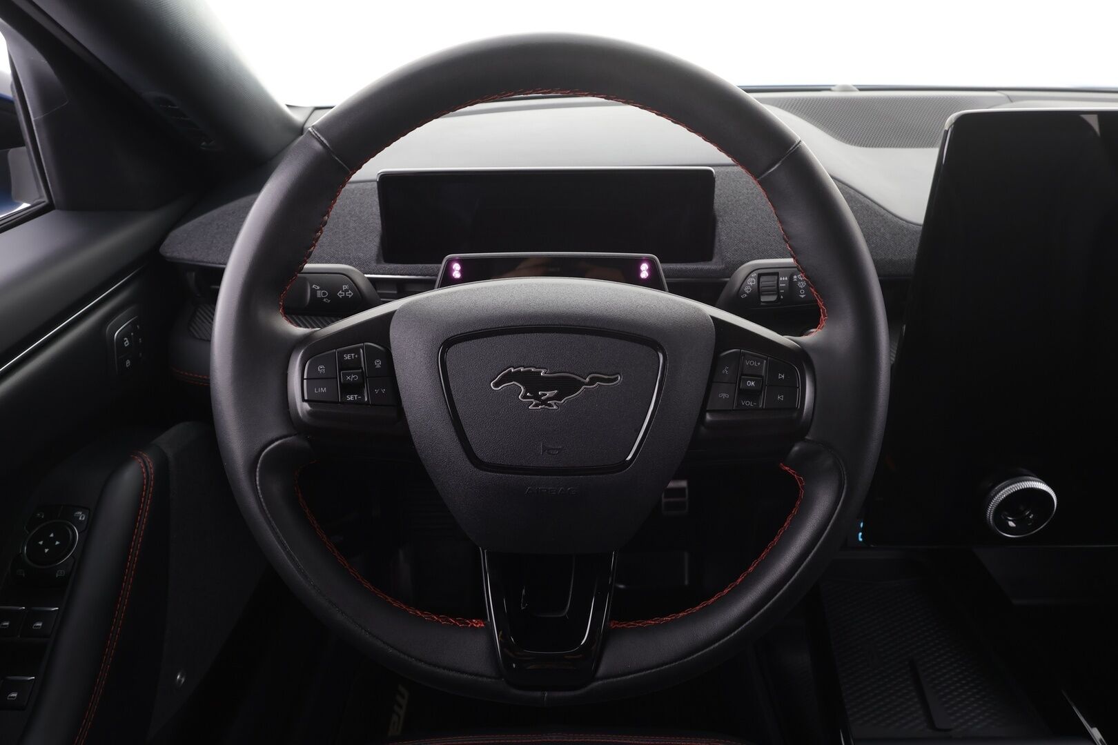 Ford Mustang Mach-E 2023 351hv AWD * Koukku / Lasikatto / ACC / 360° / B&O / Muistipenkki / Navi / Panorama / Keyless * - 1-om Suomi-auto / Akku kuntotarkastettu / 2x Latauskaapelit / Kahdet renkaat aluvanteilla / Merkkihuollot  