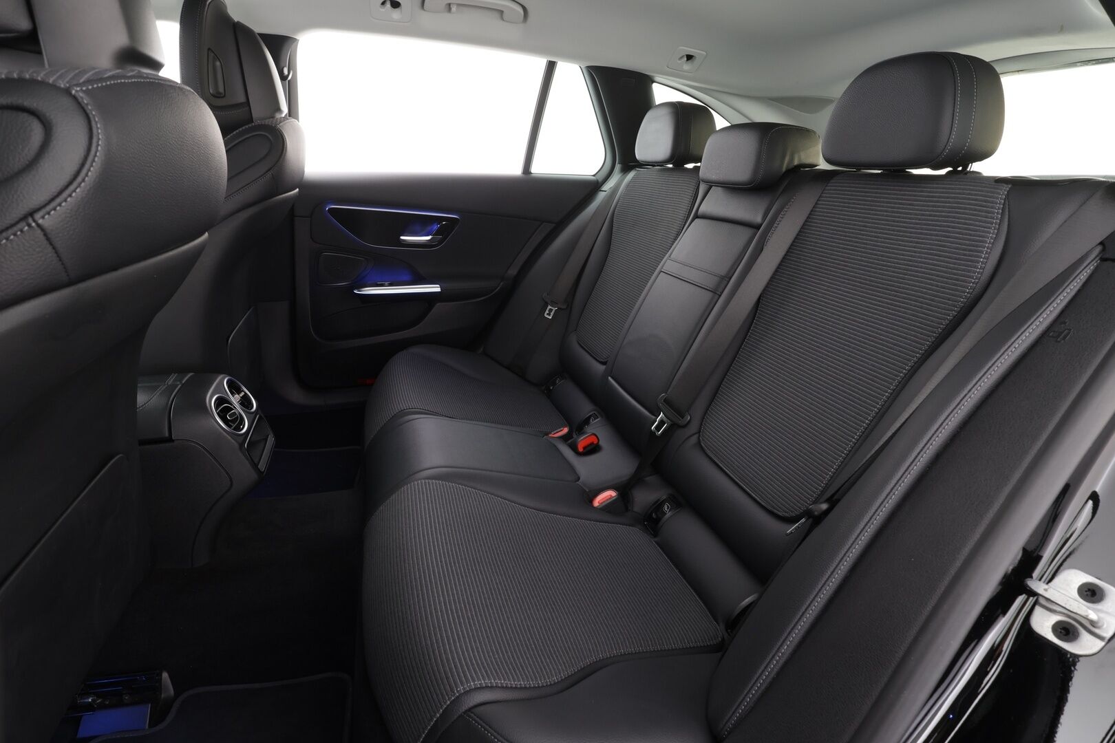 Mercedes-Benz C 2023 300 e T A Business * Distronic / Muistipenkit / LED / Koukku / Lisälämmitin / 360° * - 1.Om Suomi-auto / kahdet renkaat / Koti & Kauppalaturi