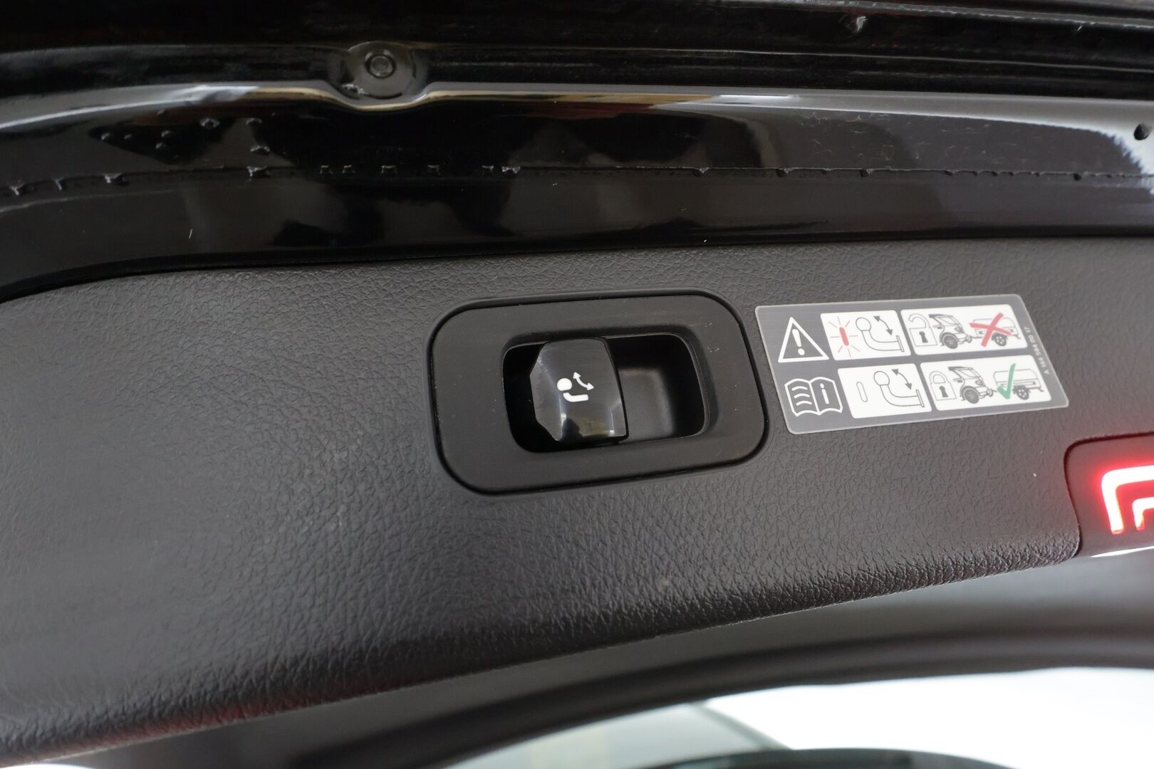 Mercedes-Benz C 2023 300 e T A Business * Distronic / Muistipenkit / LED / Koukku / Lisälämmitin / 360° * - 1.Om Suomi-auto / kahdet renkaat / Koti & Kauppalaturi