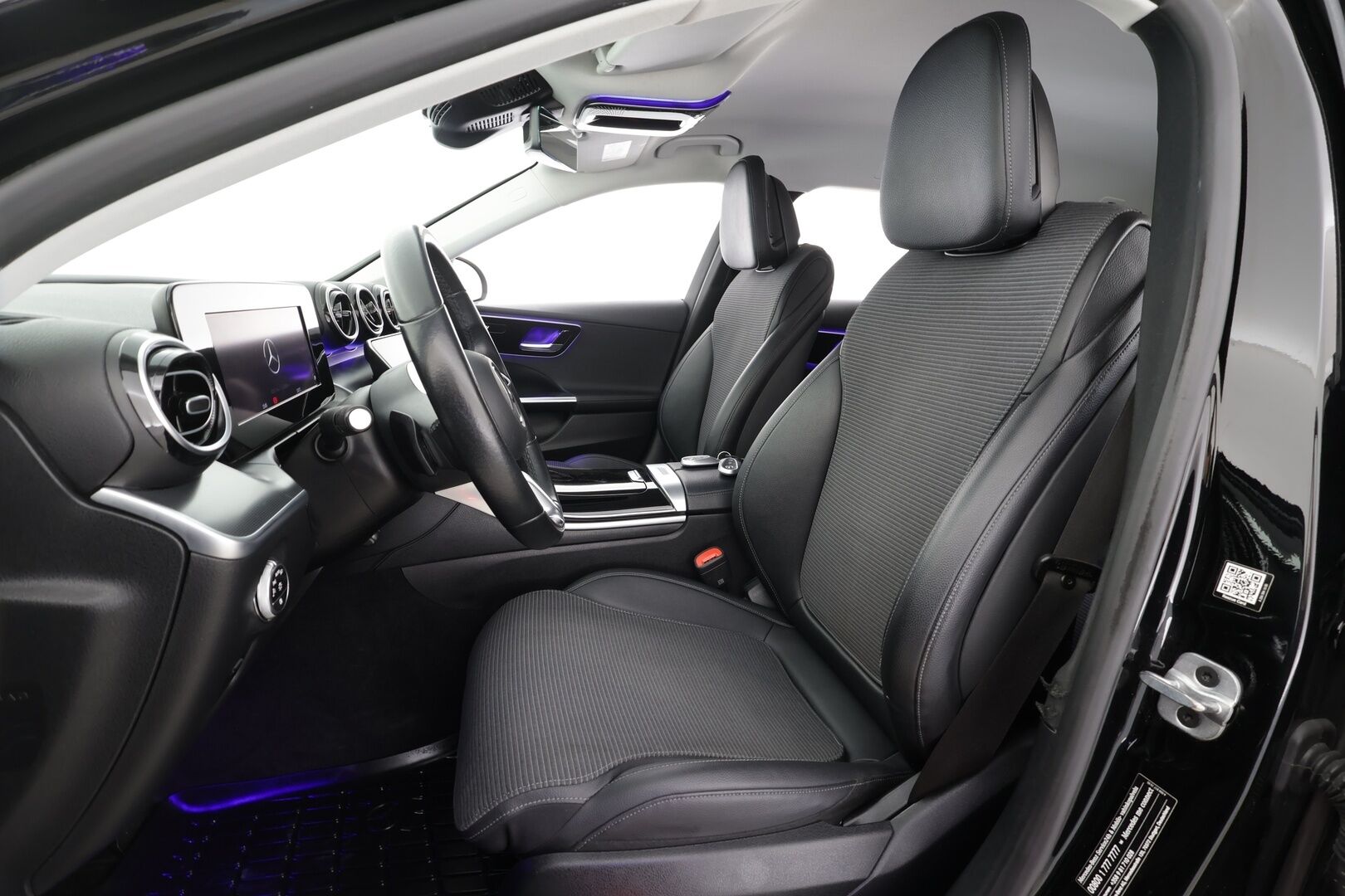 Mercedes-Benz C 2023 300 e T A Business * Distronic / LED / Koukku / Lisälämmitin / P.Kamera / Digimittaristo * - 1-om Suomi-auto / 2x Latauskaapelit / Kahdet renkaat aluvanteilla