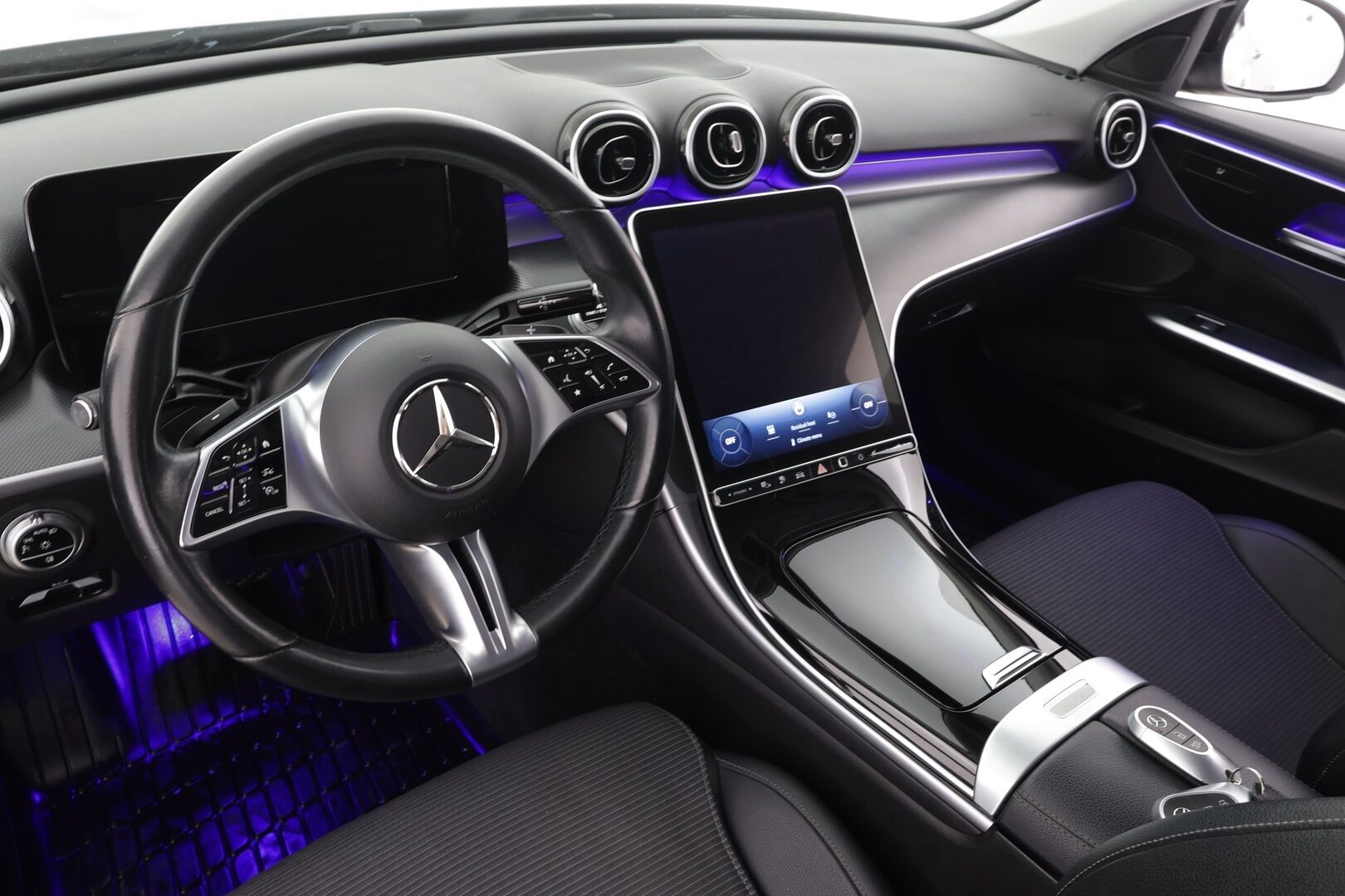 Mercedes-Benz C 2023 300 e T A Business * Distronic / LED / Koukku / Lisälämmitin / P.Kamera / Digimittaristo * - 1-om Suomi-auto / 2x Latauskaapelit / Kahdet renkaat aluvanteilla