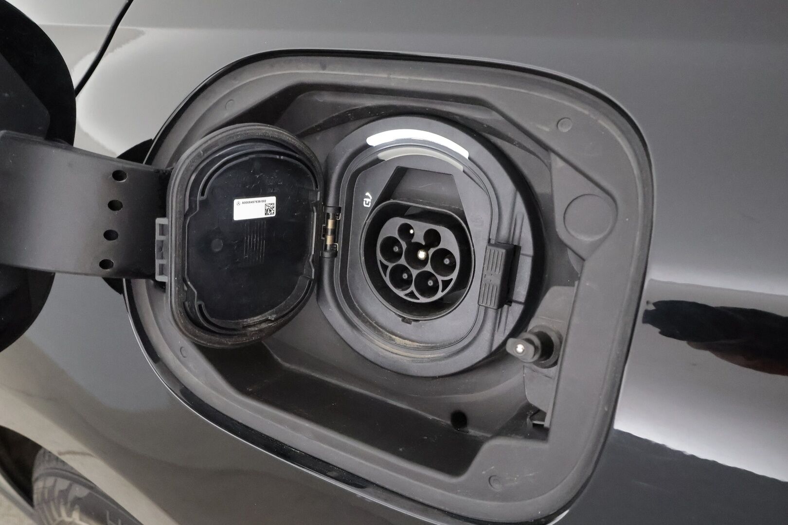 Mercedes-Benz C 2023 300 e T A Business * Distronic / LED / Koukku / Lisälämmitin / P.Kamera / Digimittaristo * - 1-om Suomi-auto / 2x Latauskaapelit / Kahdet renkaat aluvanteilla