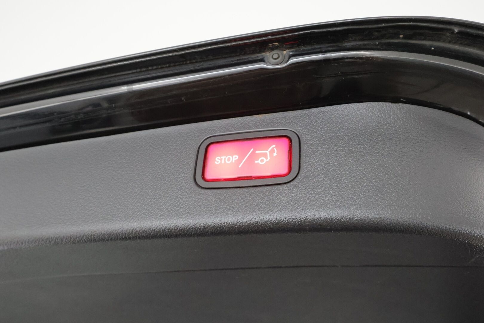 Mercedes-Benz C 2023 300 e T A Business * Distronic / LED / Koukku / Lisälämmitin / P.Kamera / Digimittaristo * - 1-om Suomi-auto / 2x Latauskaapelit / Kahdet renkaat aluvanteilla