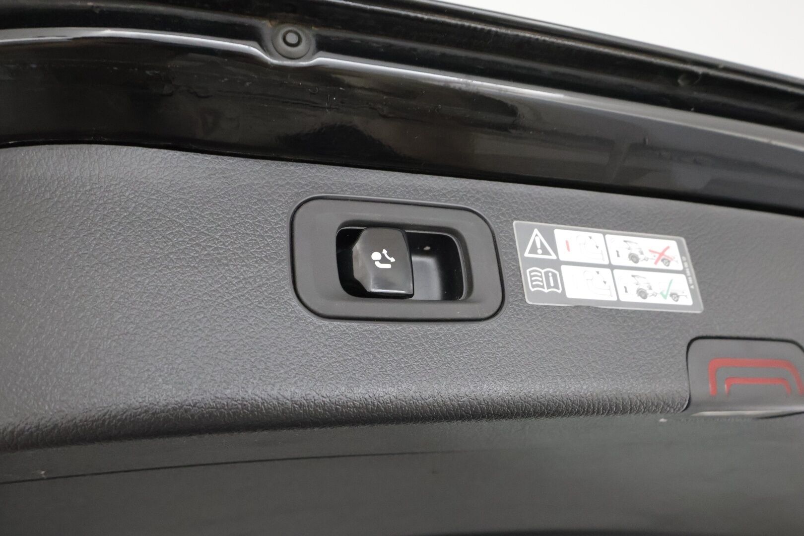 Mercedes-Benz C 2023 300 e T A Business * Distronic / LED / Koukku / Lisälämmitin / P.Kamera / Digimittaristo * - 1-om Suomi-auto / 2x Latauskaapelit / Kahdet renkaat aluvanteilla