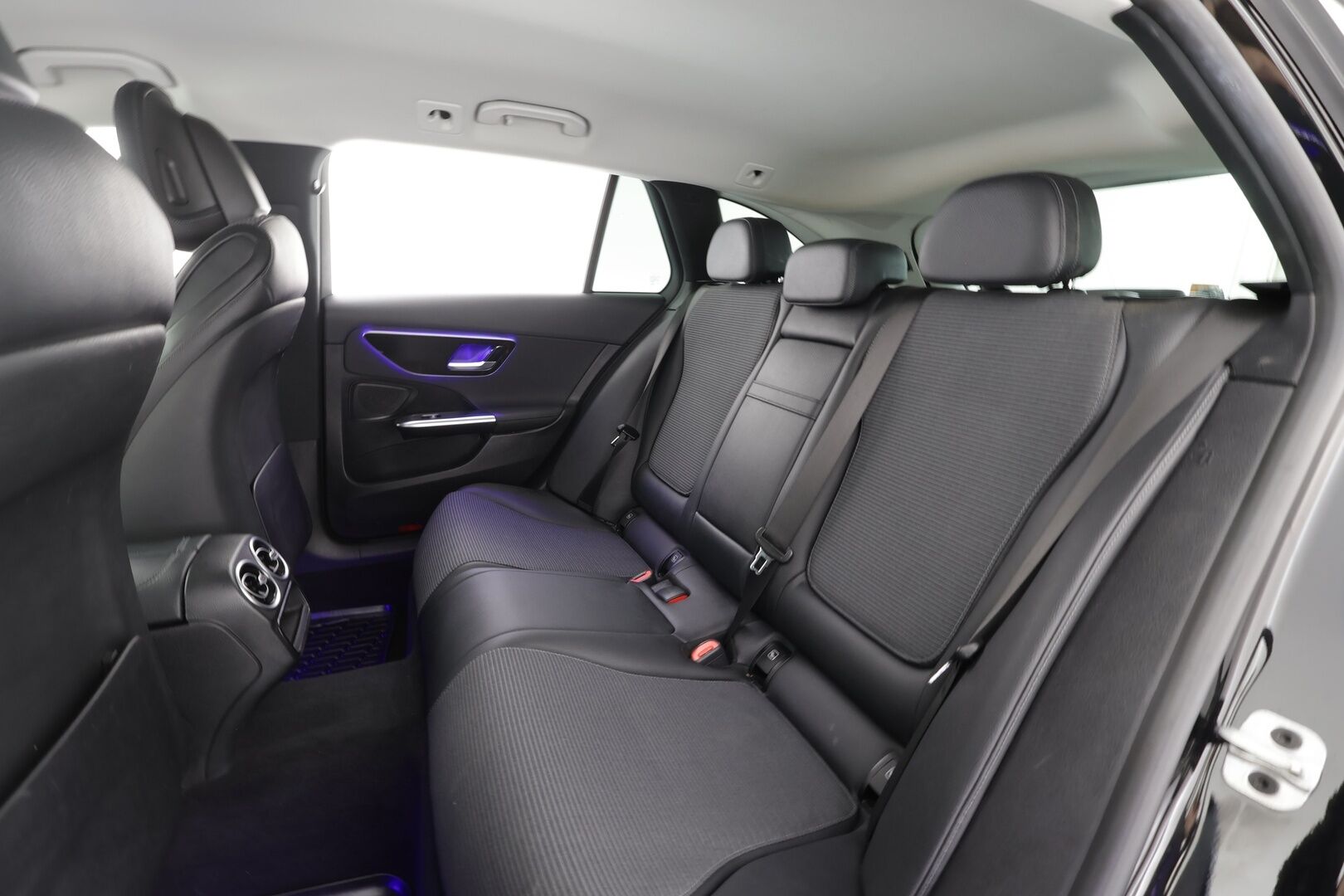 Mercedes-Benz C 2023 300 e T A Business * Distronic / LED / Koukku / Lisälämmitin / P.Kamera / Digimittaristo * - 1-om Suomi-auto / 2x Latauskaapelit / Kahdet renkaat aluvanteilla