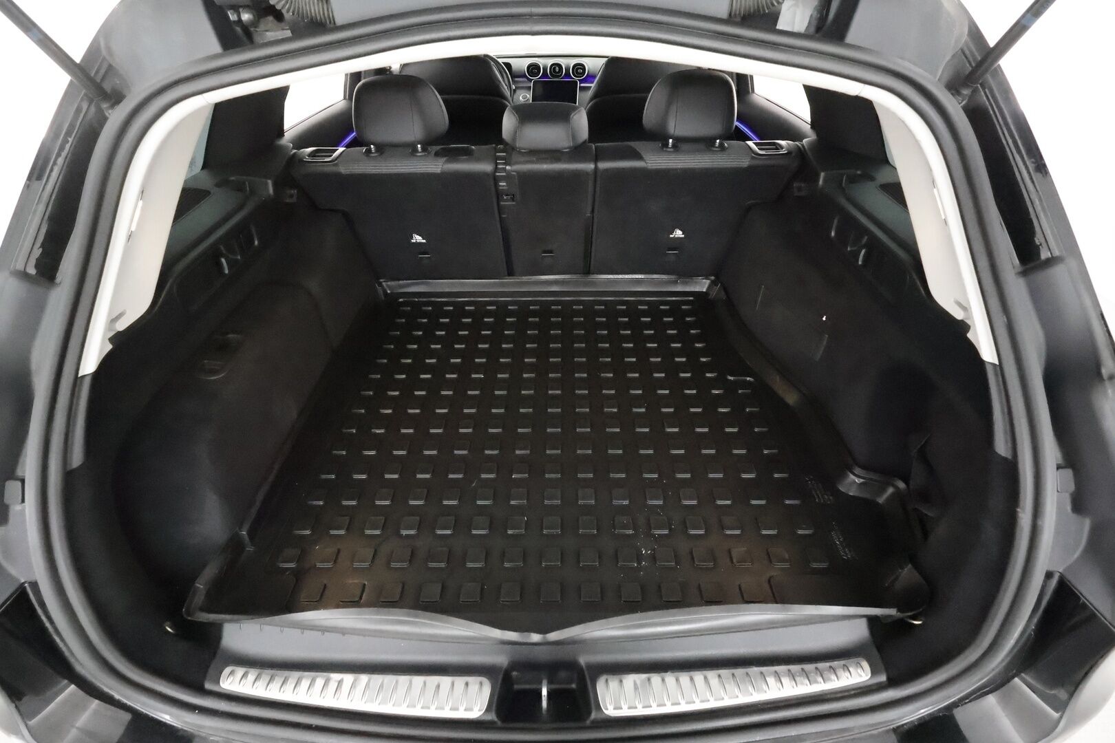 Mercedes-Benz C 2023 300 e T A Business * Distronic / LED / Koukku / Lisälämmitin / P.Kamera / Digimittaristo * - 1-om Suomi-auto / 2x Latauskaapelit / Kahdet renkaat aluvanteilla