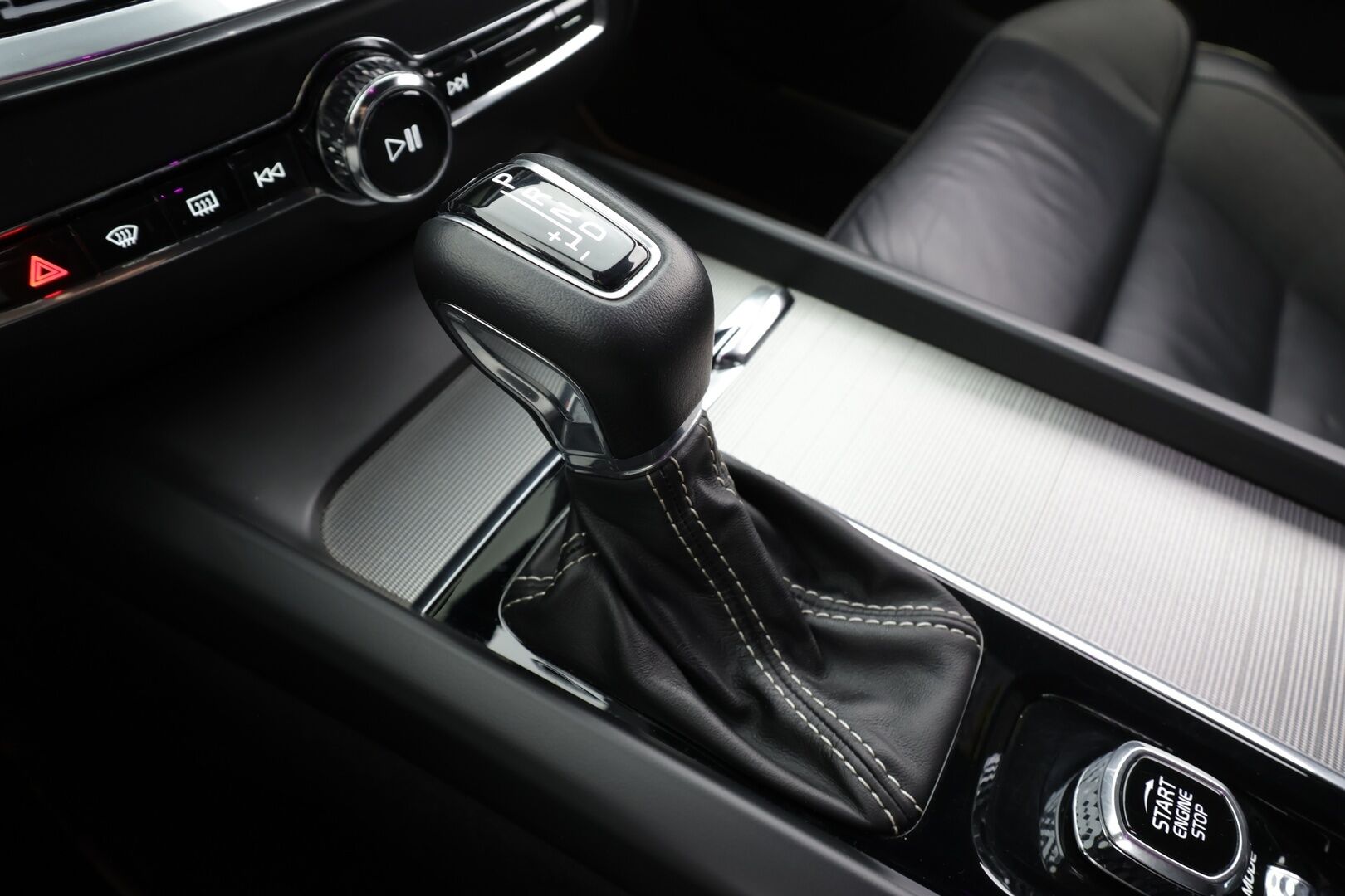 Volvo V60 2020 T4 Business R-Design aut * Webasto / ACC / Full-LED / P.kamera / Sportpenkki Muistilla / Navi / Kaistavahti / Keyless * - Suomi-auto / Kahdet renkaat / Merkkihuollettu!