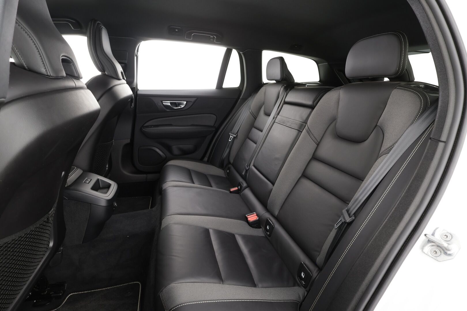 Volvo V60 2020 T4 Business R-Design aut * Webasto / ACC / Full-LED / P.kamera / Sportpenkki Muistilla / Navi / Kaistavahti / Keyless * - Suomi-auto / Kahdet renkaat / Merkkihuollettu!