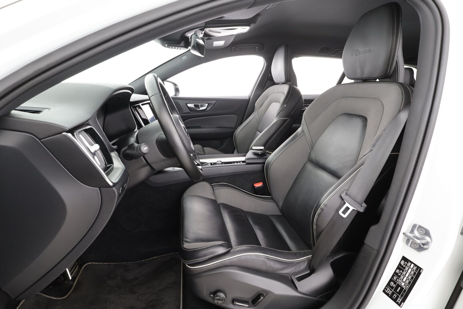 Volvo V60 2020 T4 Business R-Design aut * Webasto / ACC / Full-LED / P.kamera / Sportpenkki Muistilla / Navi / Kaistavahti / Keyless * - Suomi-auto / Kahdet renkaat / Merkkihuollettu!