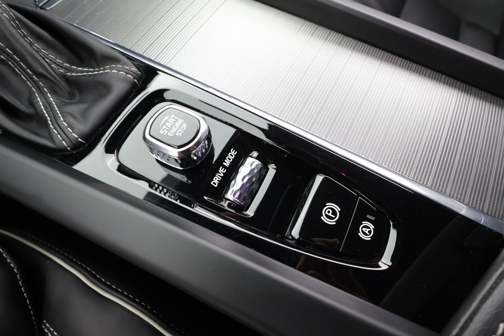 Volvo V60 2020 T4 Business R-Design aut * Webasto / ACC / Full-LED / P.kamera / Sportpenkki Muistilla / Navi / Kaistavahti / Keyless * - Suomi-auto / Kahdet renkaat / Merkkihuollettu!