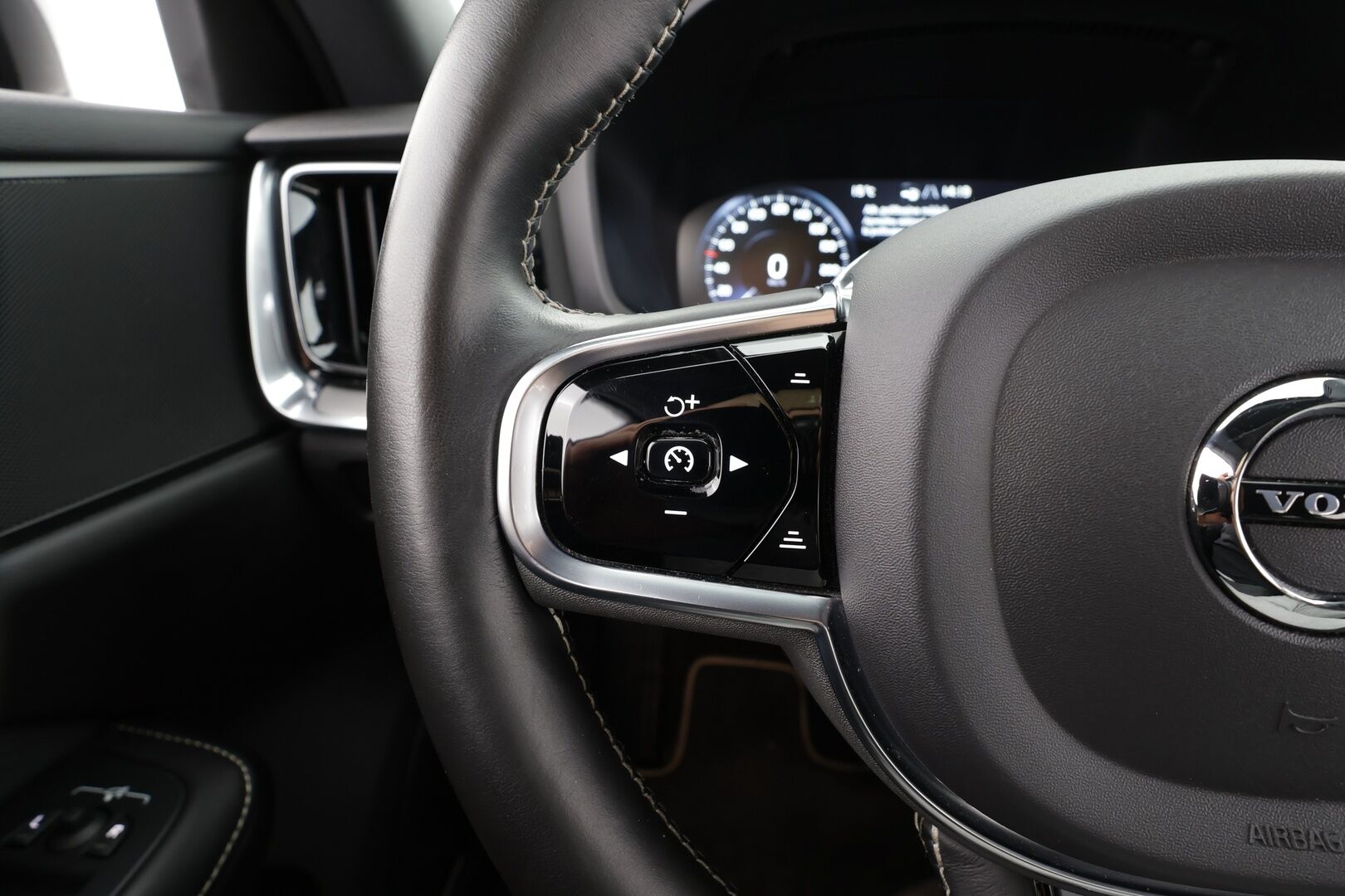 Volvo V60 2020 T4 Business R-Design aut * Webasto / ACC / Full-LED / P.kamera / Sportpenkki Muistilla / Navi / Kaistavahti / Keyless * - Suomi-auto / Kahdet renkaat / Merkkihuollettu!