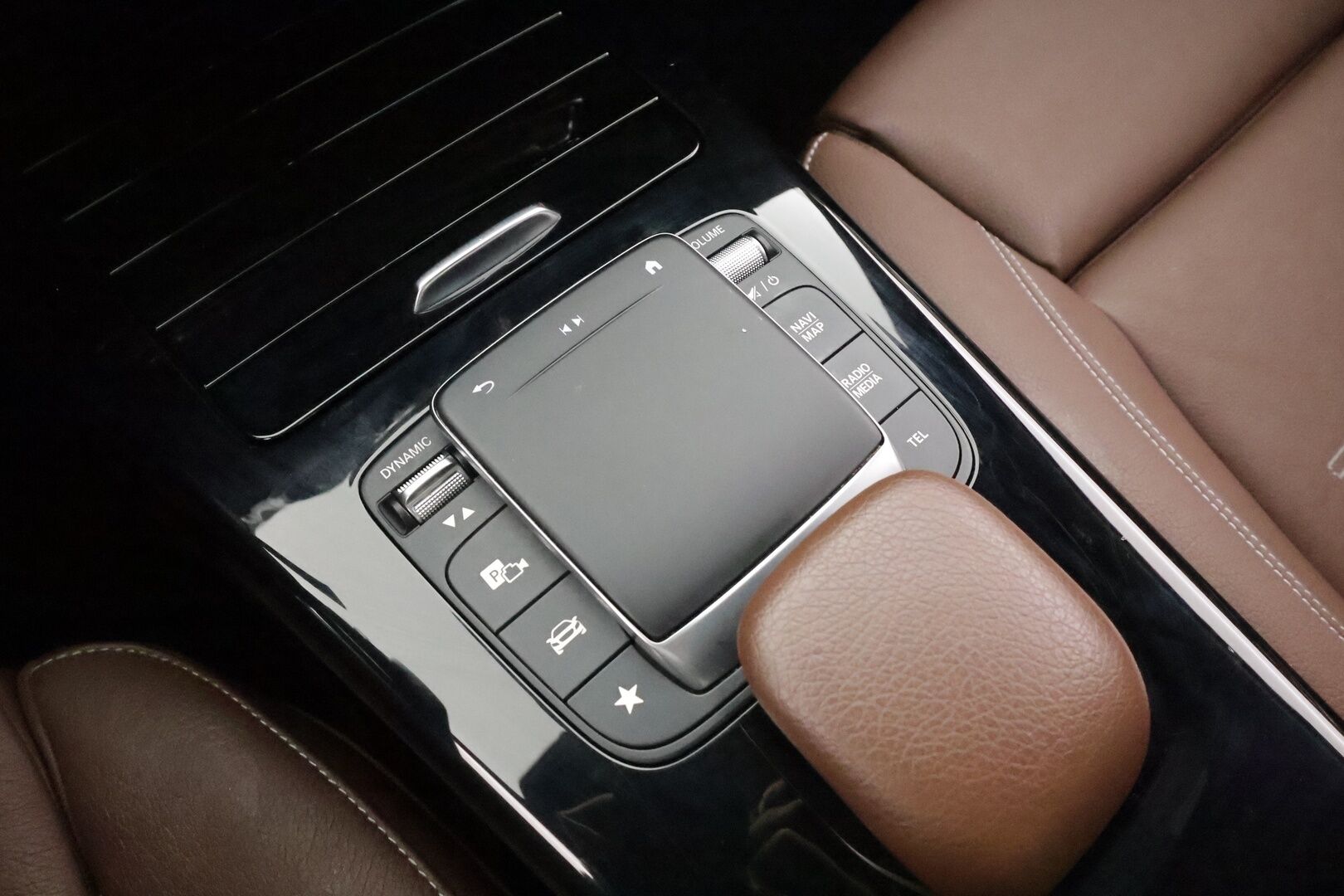 Mercedes-Benz A 2020 250 e A sedan Business AMG EQ Power * Vakkari / Midline / P.kamera / Sporttinahat / LED / Apple&Android * - Akku kutotarkastettu SoH95,9% / Suomi-auto / Kahdet renkaat aluvanteilla / Merkkihuollettu