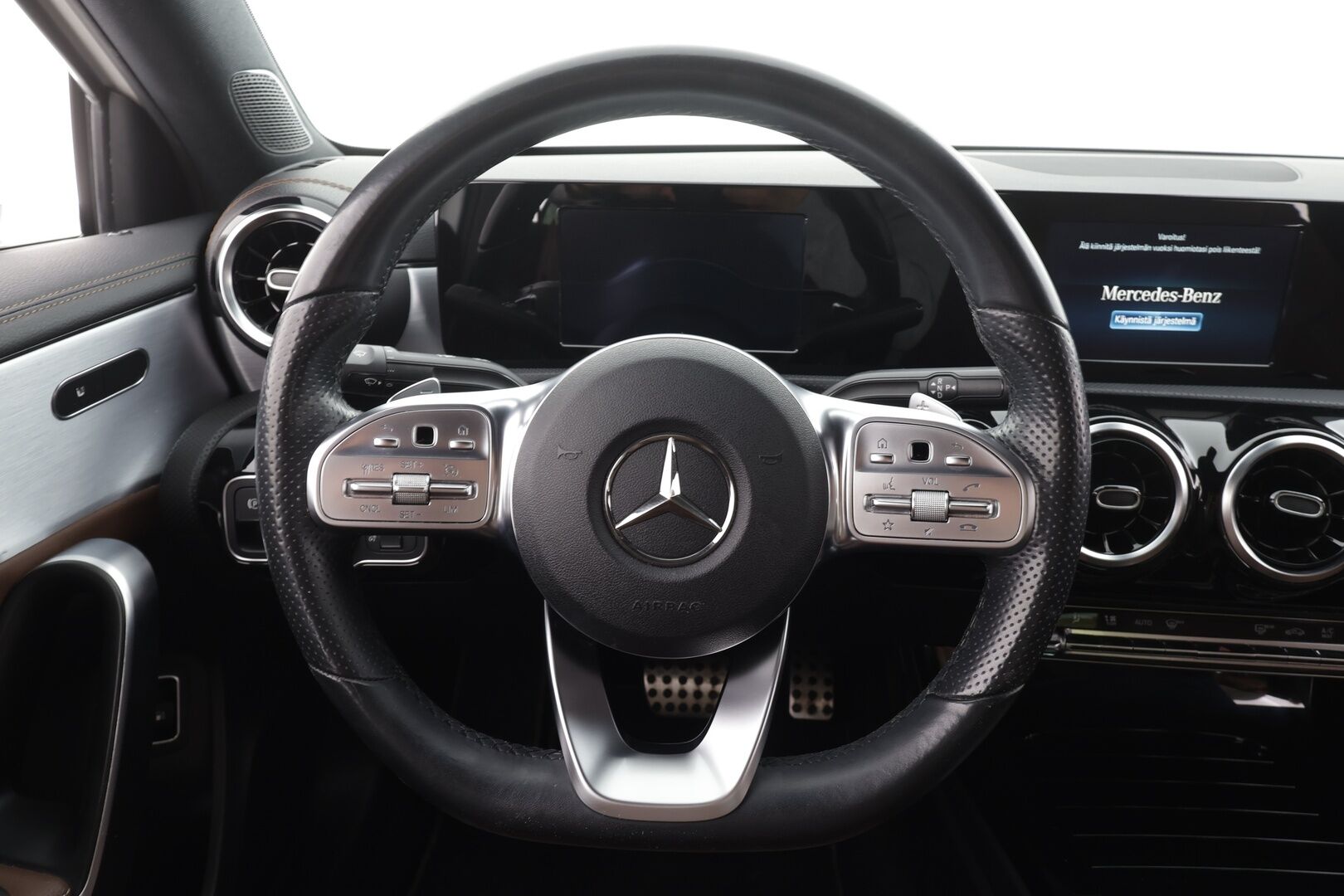 Mercedes-Benz A 2020 250 e A sedan Business AMG EQ Power * Vakkari / Midline / P.kamera / Sporttinahat / LED / Apple&Android * - Akku kutotarkastettu SoH95,9% / Suomi-auto / Kahdet renkaat aluvanteilla / Merkkihuollettu