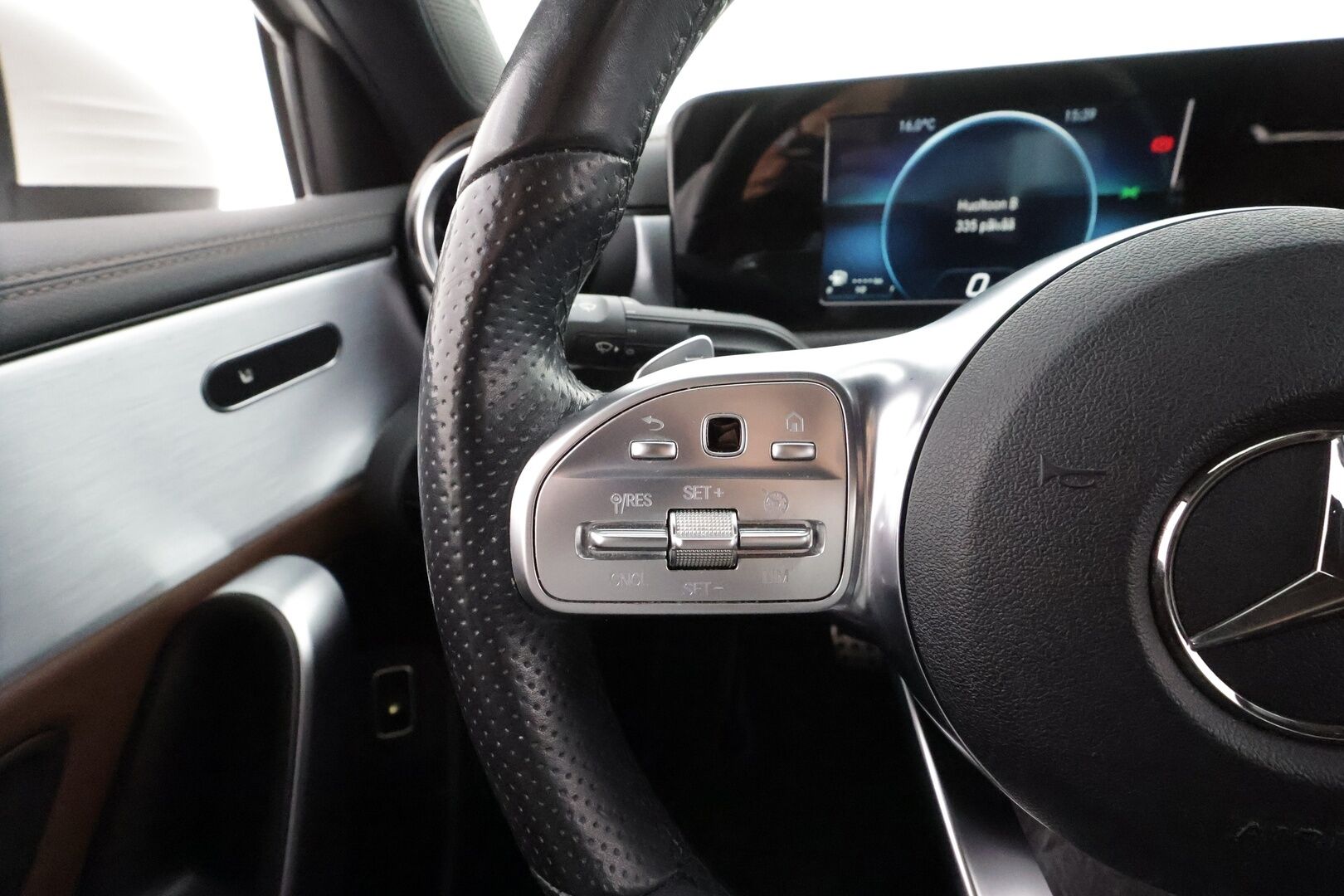 Mercedes-Benz A 2020 250 e A sedan Business AMG EQ Power * Vakkari / Midline / P.kamera / Sporttinahat / LED / Apple&Android * - Akku kutotarkastettu SoH95,9% / Suomi-auto / Kahdet renkaat aluvanteilla / Merkkihuollettu