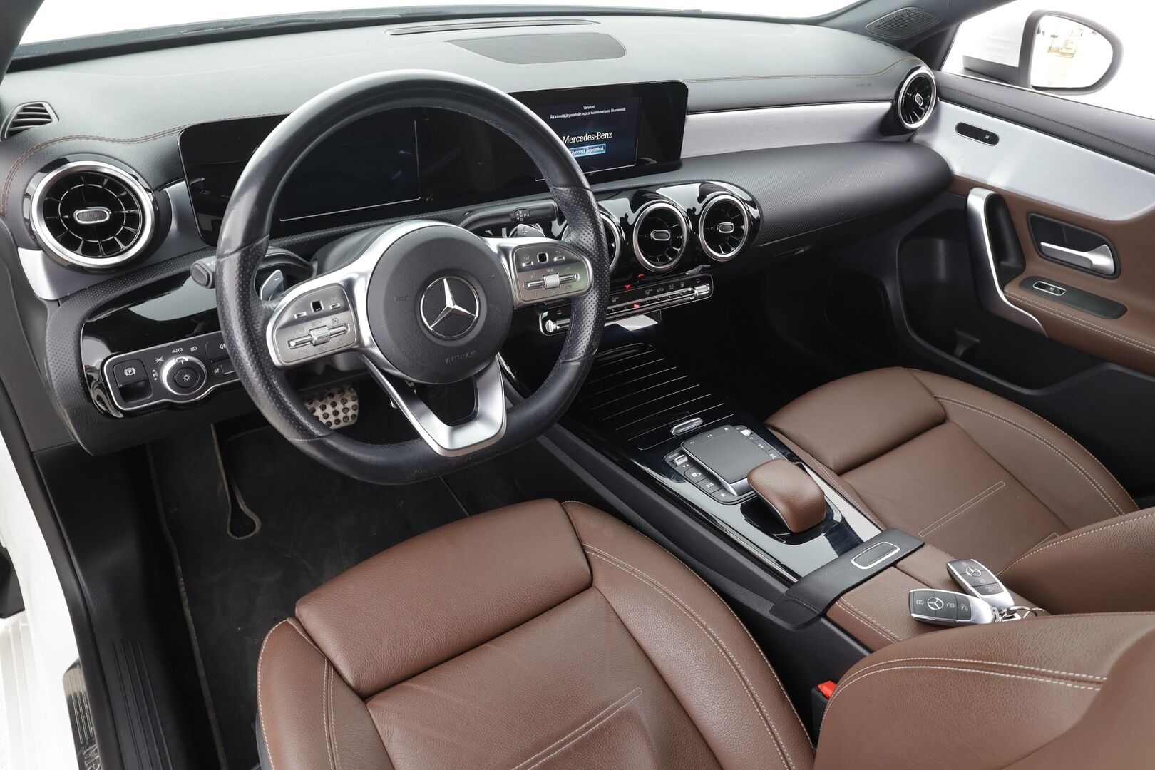 Mercedes-Benz A 2020 250 e A sedan Business AMG EQ Power * Vakkari / Midline / P.kamera / Sporttinahat / LED / Apple&Android * - Akku kutotarkastettu SoH95,9% / Suomi-auto / Kahdet renkaat aluvanteilla / Merkkihuollettu