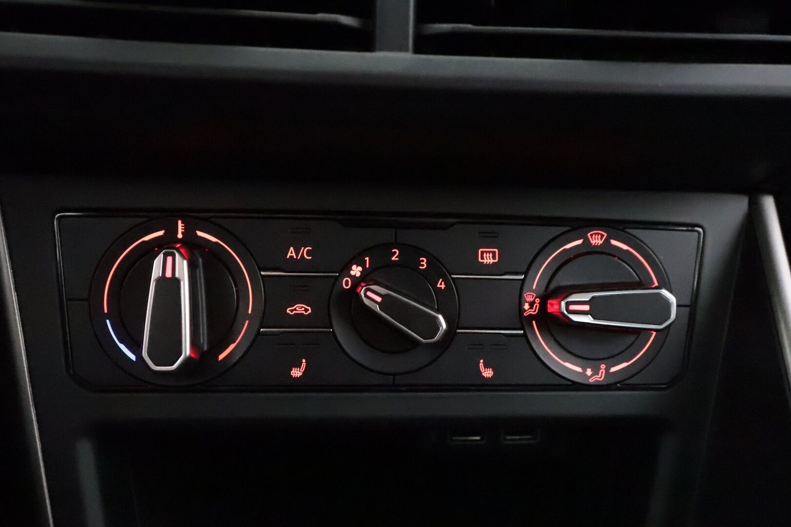 Volkswagen Polo 2020 Style 1,0 TSI 70 kW DSG-automaatti - | ACC | P.Kamera | Sisätilanlämmitin | Apple&Android | Penkinlämmittimet | Ilmastointi | 1-om Suomi-auto | Kahdet renkaat |