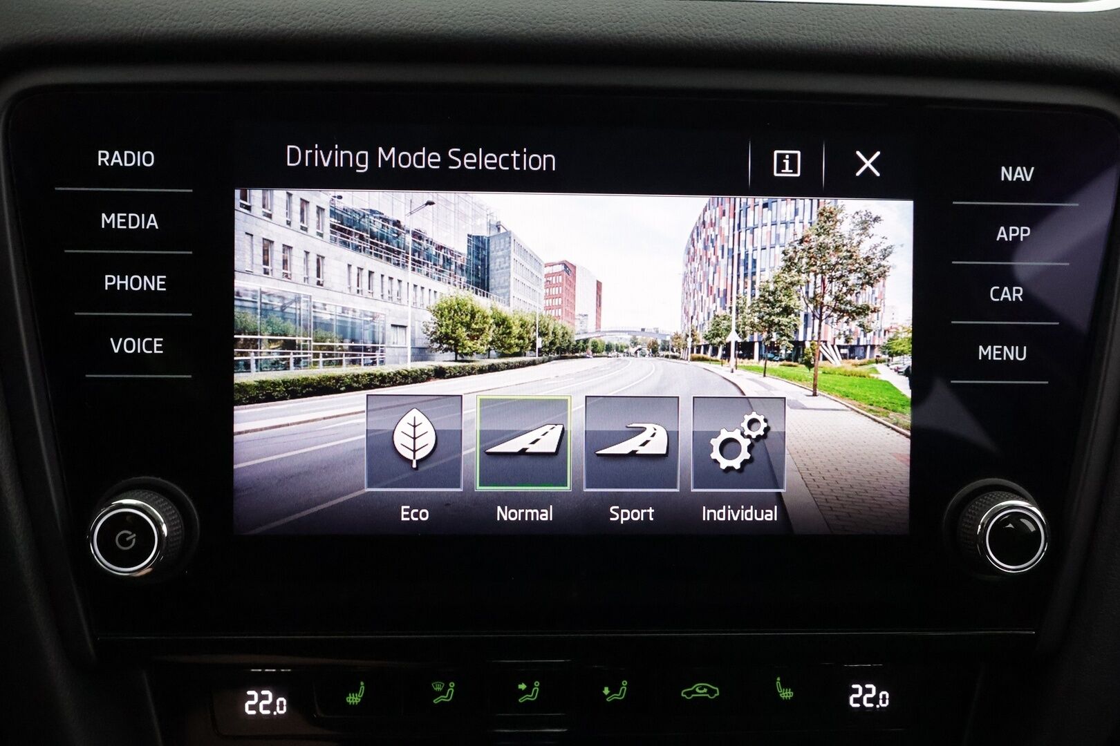 Skoda Octavia 2020 Combi 2,0 TDI 150 Style BusinessLine DSG Autom. - | ACC | Webasto | LED | P.kamera | Keyless | Lane Assist | BSM | Navi | Lämm. ratti | Lämm. tuulilasi | Sähk. takaluukku | Apple & Android | 2x renkaat aluin |