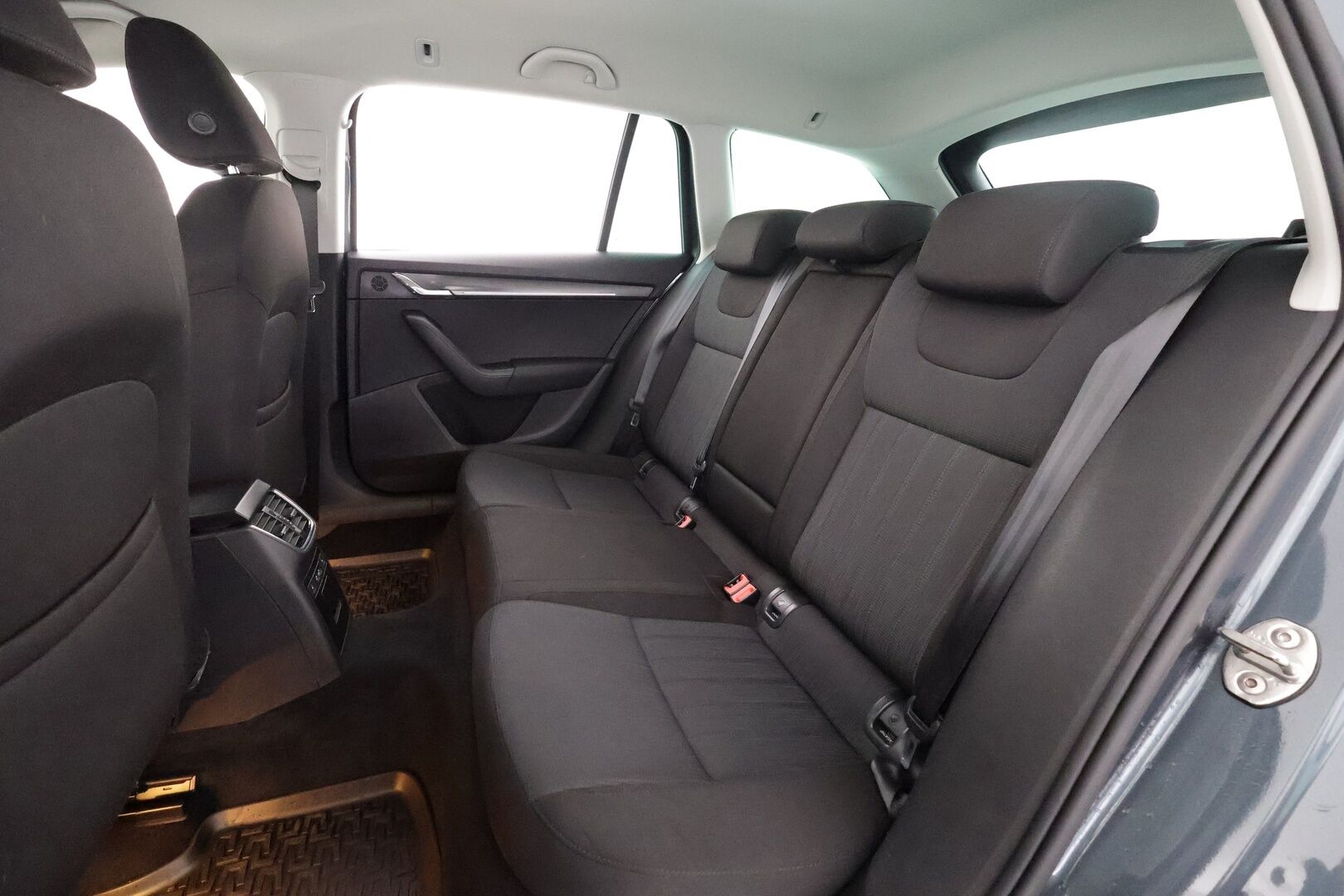 Skoda Octavia 2020 Combi 2,0 TDI 150 Style BusinessLine DSG Autom. - | ACC | Webasto | LED | P.kamera | Keyless | Lane Assist | BSM | Navi | Lämm. ratti | Lämm. tuulilasi | Sähk. takaluukku | Apple & Android | 2x renkaat aluin |
