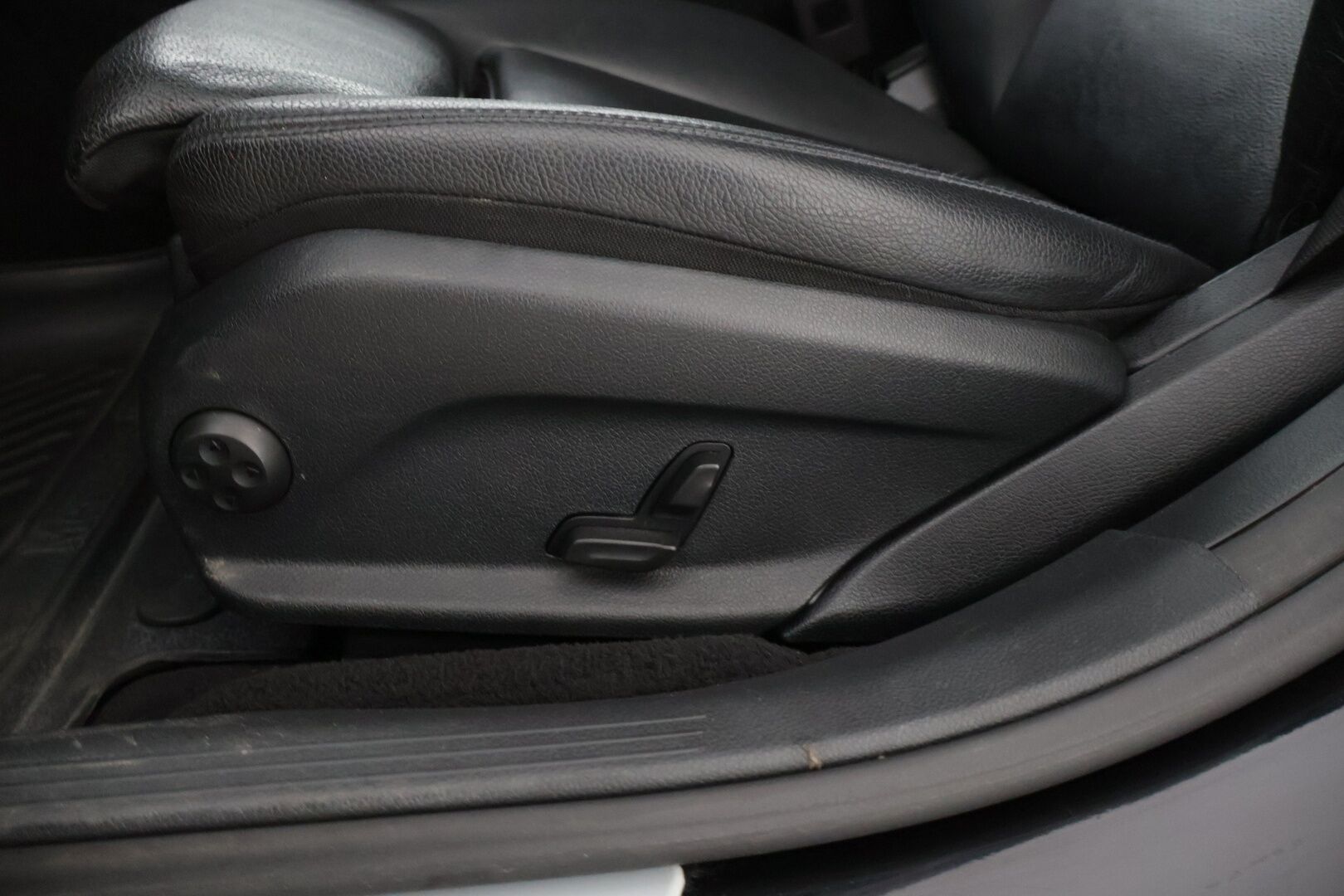 Mercedes-Benz E 2018 220 d T A Premium Business * Multibeam-LED / P-Kamera / Vetokoukku / Sporttinahat / Comand Navi * - * Näyttävä hyvin huollettu yksilö, uusilla talvirenkailla! *