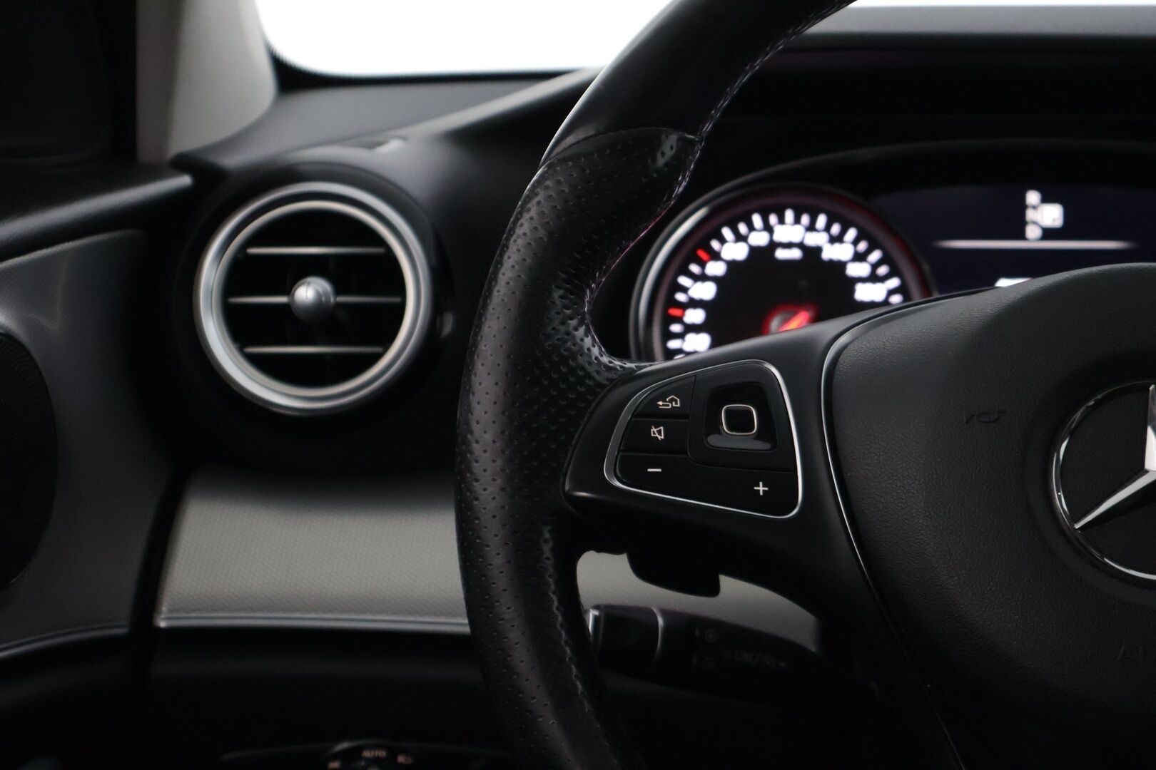 Mercedes-Benz E 2018 220 d T A Premium Business * Multibeam-LED / P-Kamera / Vetokoukku / Sporttinahat / Comand Navi * - * Näyttävä hyvin huollettu yksilö, uusilla talvirenkailla! *