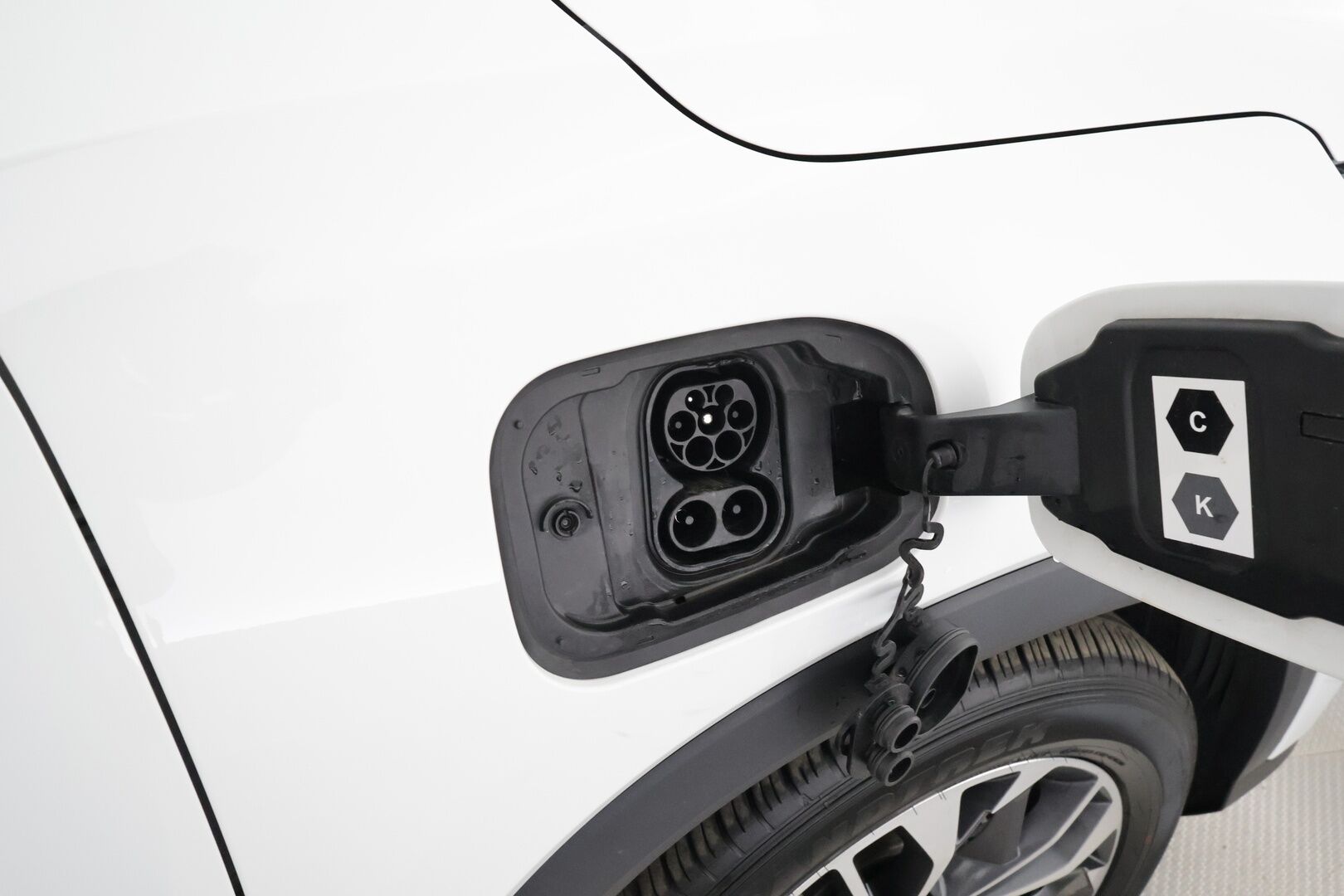Maxus Euniq 6 2023 Grand Suv Summer Edition - | ACC | Panorama | Sähkönahat | 360° | Kaistavahti | BSM | Ambient | Keyless | LED | Digimittaristo | Suomiauto | 2x renkaat aluin | 