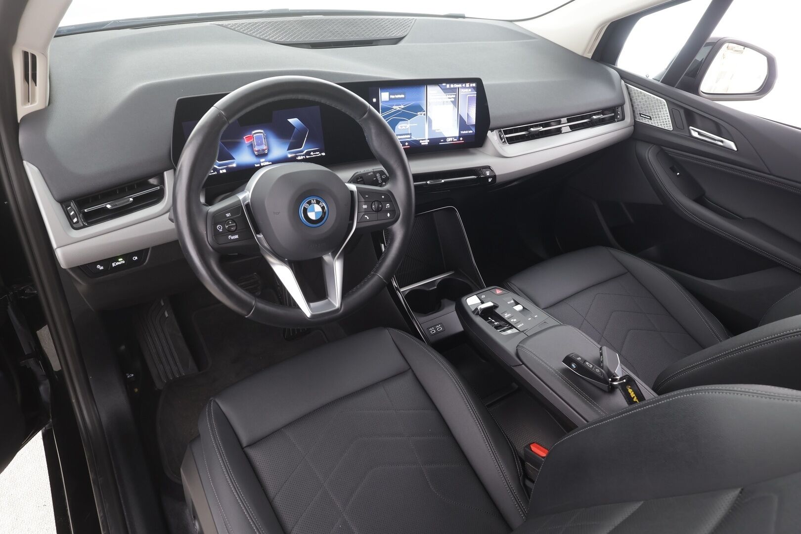 BMW 225 2023 U06 Active Tourer 225e xDrive Charged Edition - | Vakkari | Lisälämmitin | Koukku | Widescreen | Hierovat nahat | P.Kamera | LED | H/K | Apple&Android | 1.Om Suomi-auto | Kahdet Renkaat | Merkkihuollettu |