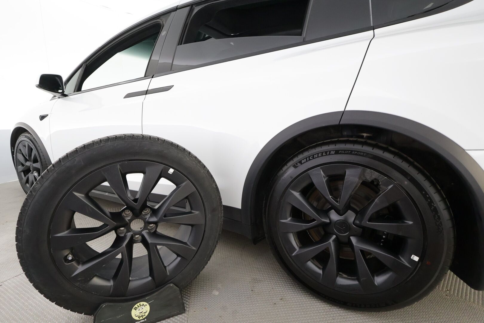 Tesla Model X 2023 Plaid 6-P - | Koukku | ILP | ACC | Ilma-alusta | P.Kamera | Ilmastoitu Muistipenkki | LED | Premium Audio | Kaistavahti | Navi | Keyless | 1-om Suomi-auto | 2x Latauskaapelit | Kahdet renkaat |