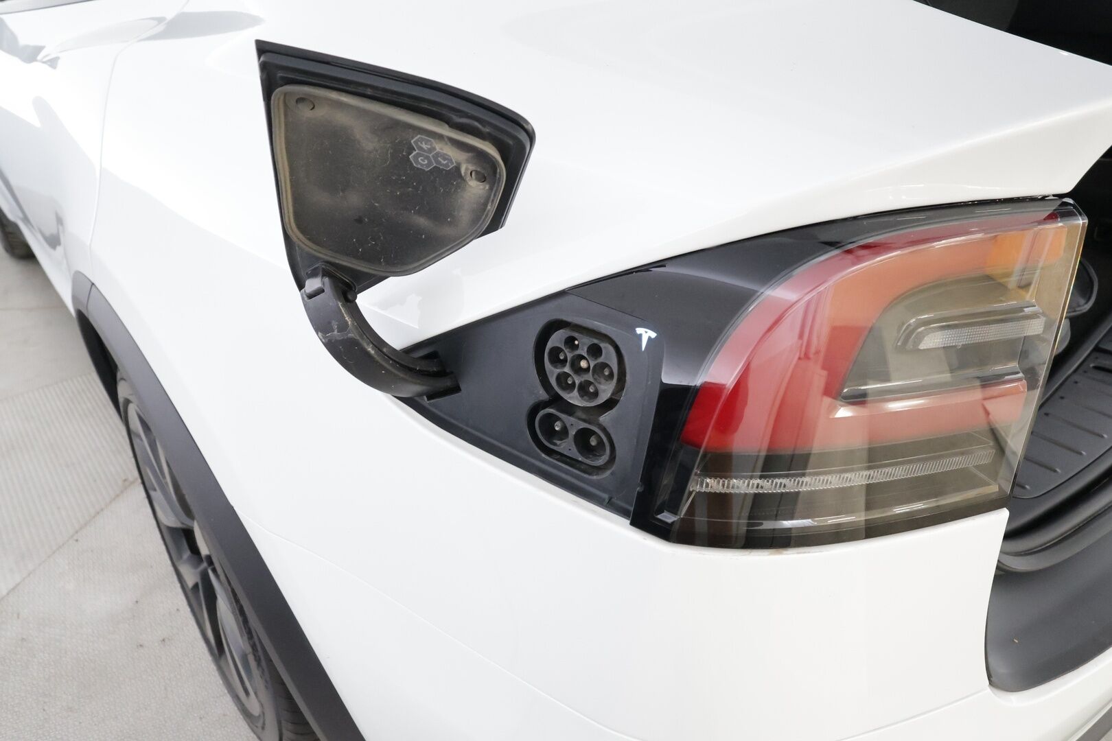 Tesla Model X 2023 Plaid 6-P - | Koukku | ILP | ACC | Ilma-alusta | P.Kamera | Ilmastoitu Muistipenkki | LED | Premium Audio | Kaistavahti | Navi | Keyless | 1-om Suomi-auto | 2x Latauskaapelit | Kahdet renkaat |