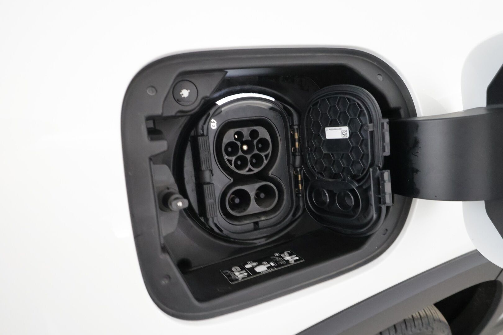 Mercedes-Benz EQB 2023 300 4MATIC Business AMG * Widescreen / P.Kamera / LED / Kaistavahti / Nahka-Alcantara / Navi / Keyless * - 1-om Suomi-auto / 2x Latauskaapelit / Kahdet renkaat aluvanteilla - HULLUT AVAJAISHULINAT KORKOTARJOUS 3,29 %